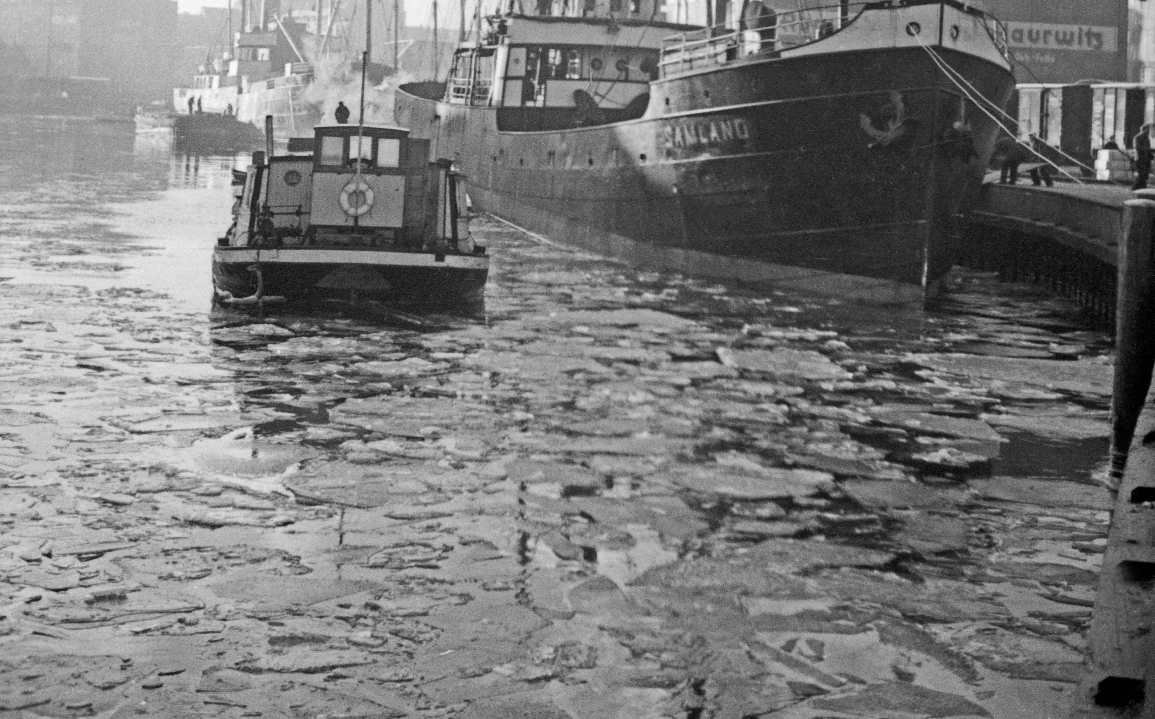 Freight ship « Samland » sur la rivière, Allemagne 1934 Imprimé ultérieurement  - Photograph de Karl Heinrich Lämmel