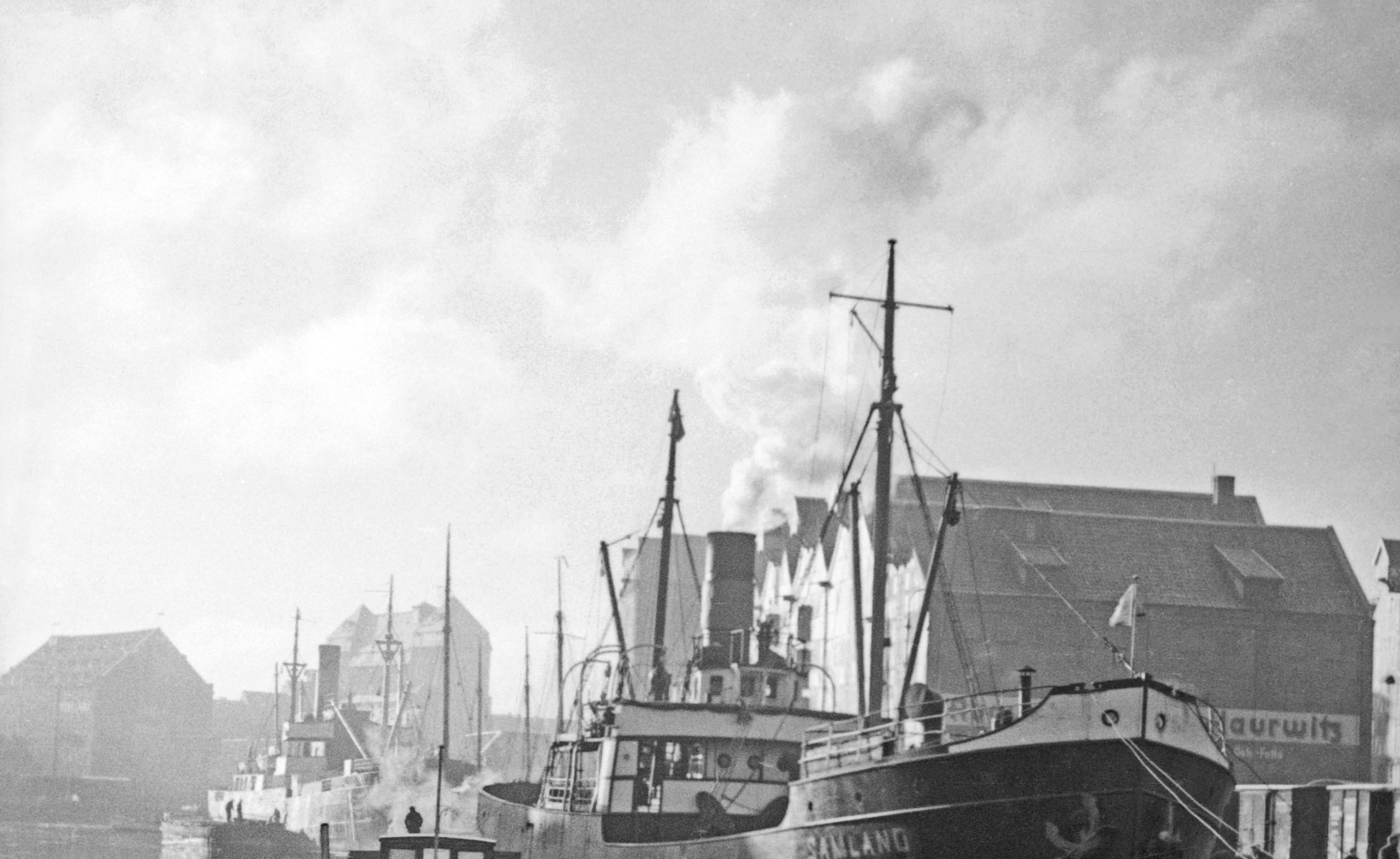 Freight ship « Samland » sur la rivière, Allemagne 1934 Imprimé ultérieurement  - Moderne Photograph par Karl Heinrich Lämmel