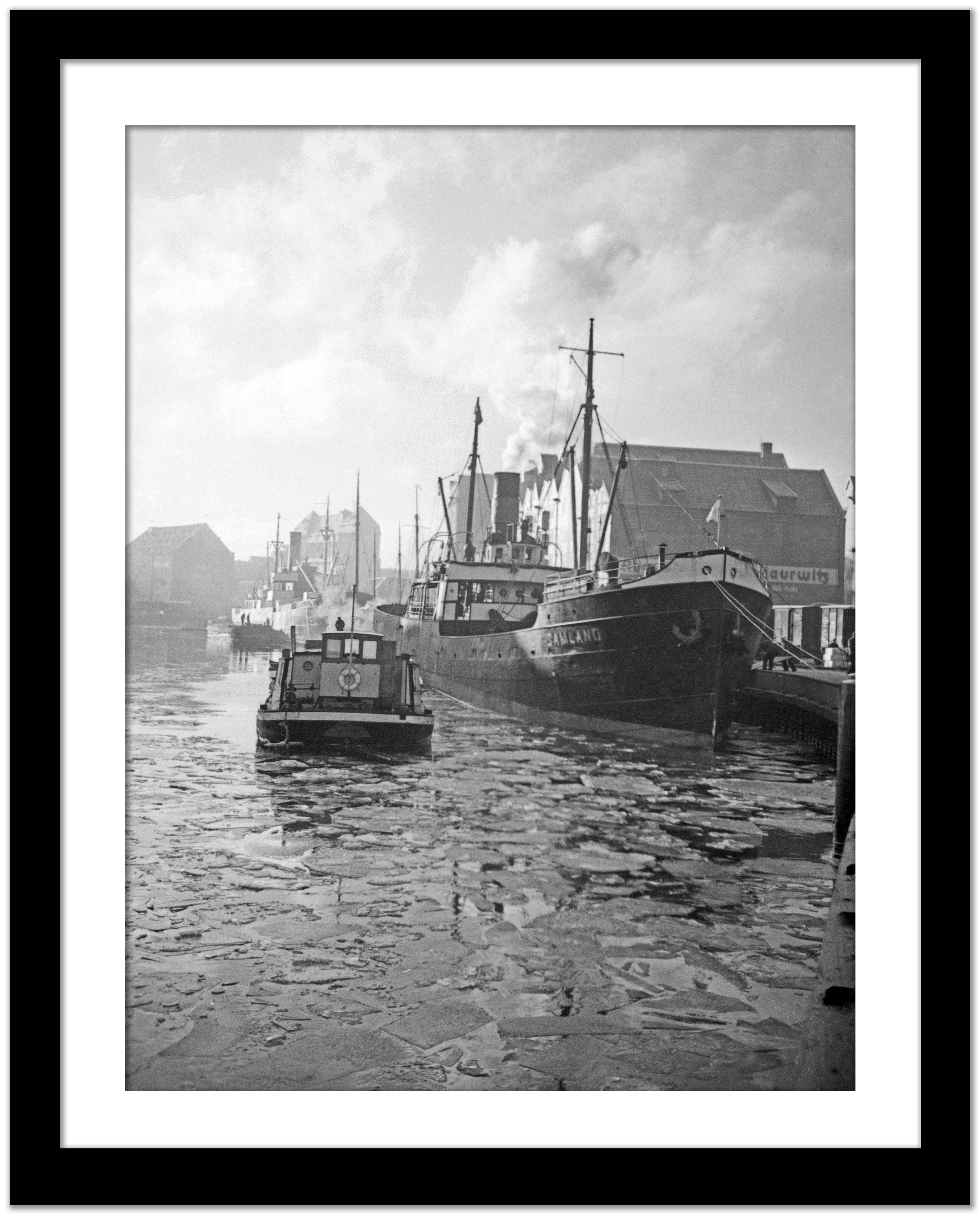Freight ship « Samland » sur la rivière, Allemagne 1934 Imprimé ultérieurement  - Gris Black and White Photograph par Karl Heinrich Lämmel
