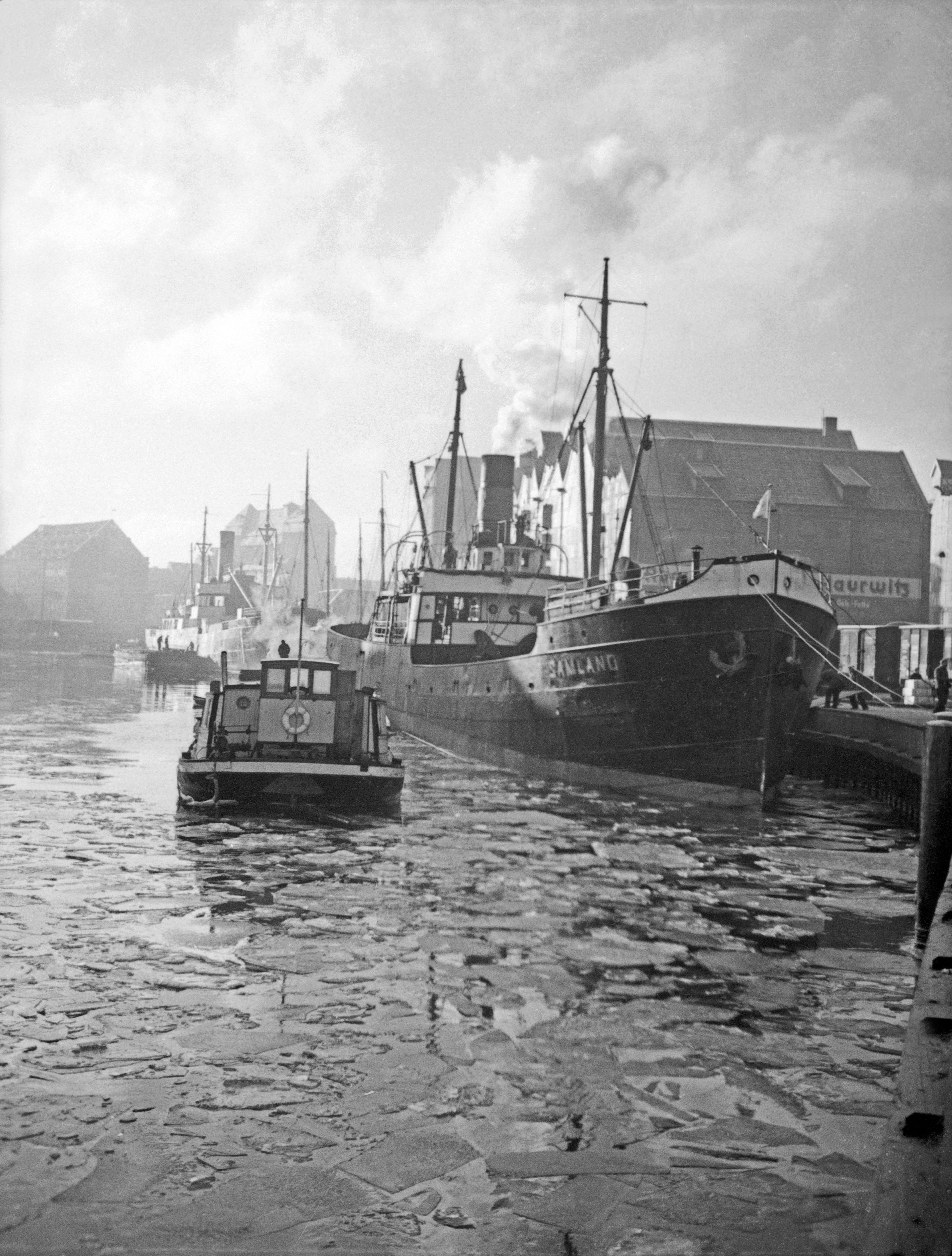 Black and White Photograph Karl Heinrich Lämmel - Freight ship « Samland » sur la rivière, Allemagne 1934 Imprimé ultérieurement 