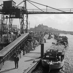 Großer Frachtarbeiter im Hafen von Hamburg, Deutschland 1937, später gedruckt