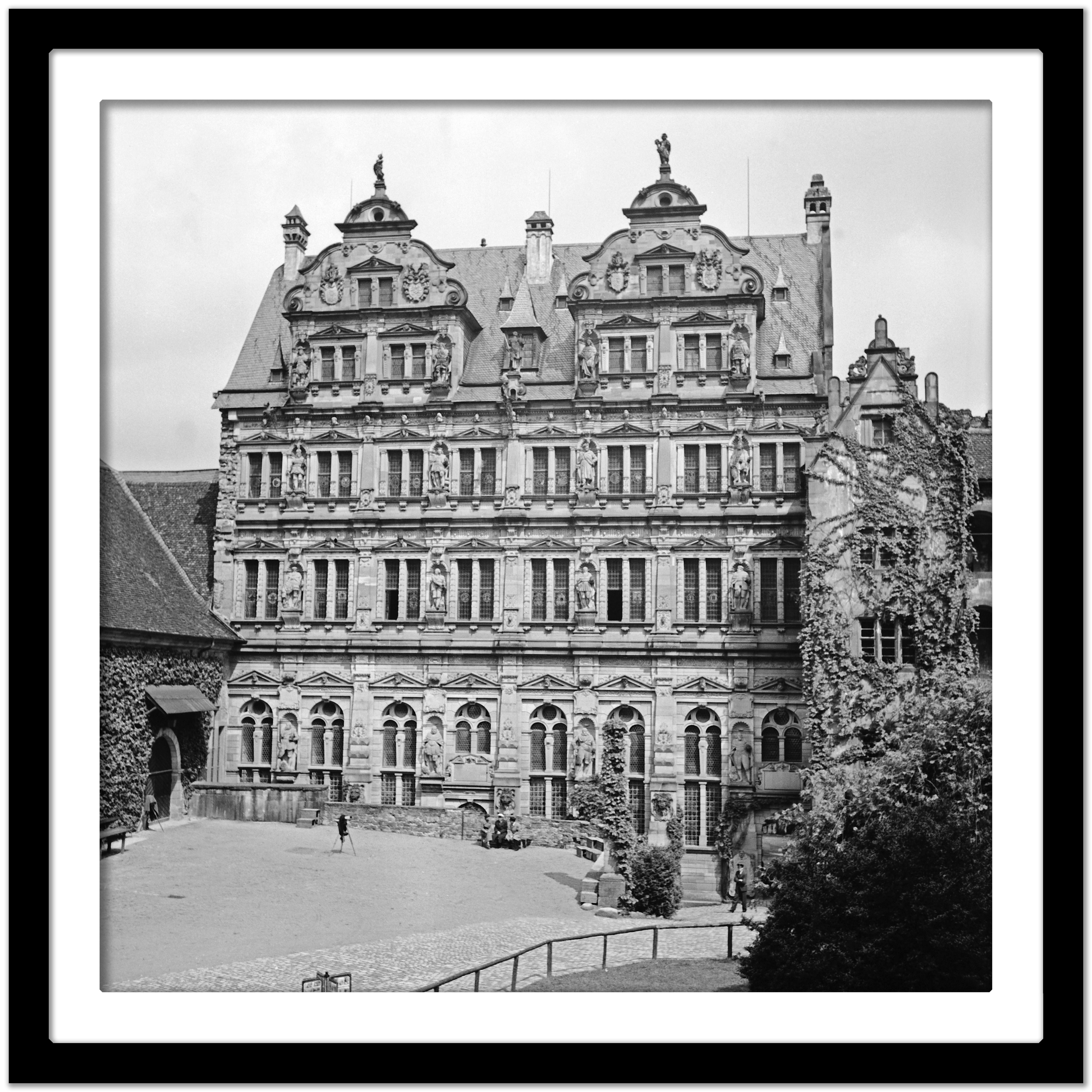 bâtiment Friedrichsbau au château de Heidelberg, Allemagne, 1938, Imprimé ultérieurement - Gris Black and White Photograph par Karl Heinrich Lämmel
