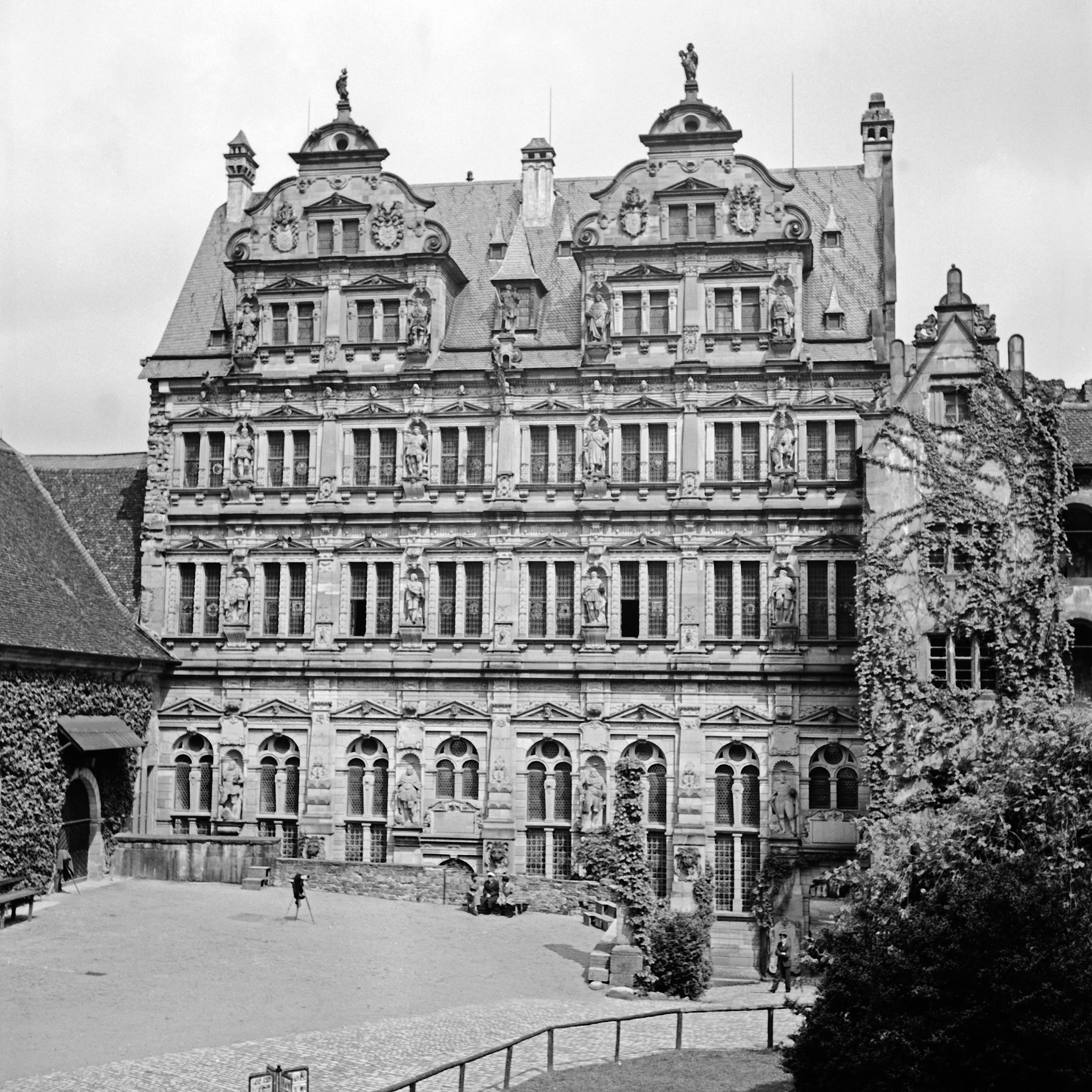 Black and White Photograph Karl Heinrich Lämmel - bâtiment Friedrichsbau au château de Heidelberg, Allemagne, 1938, Imprimé ultérieurement