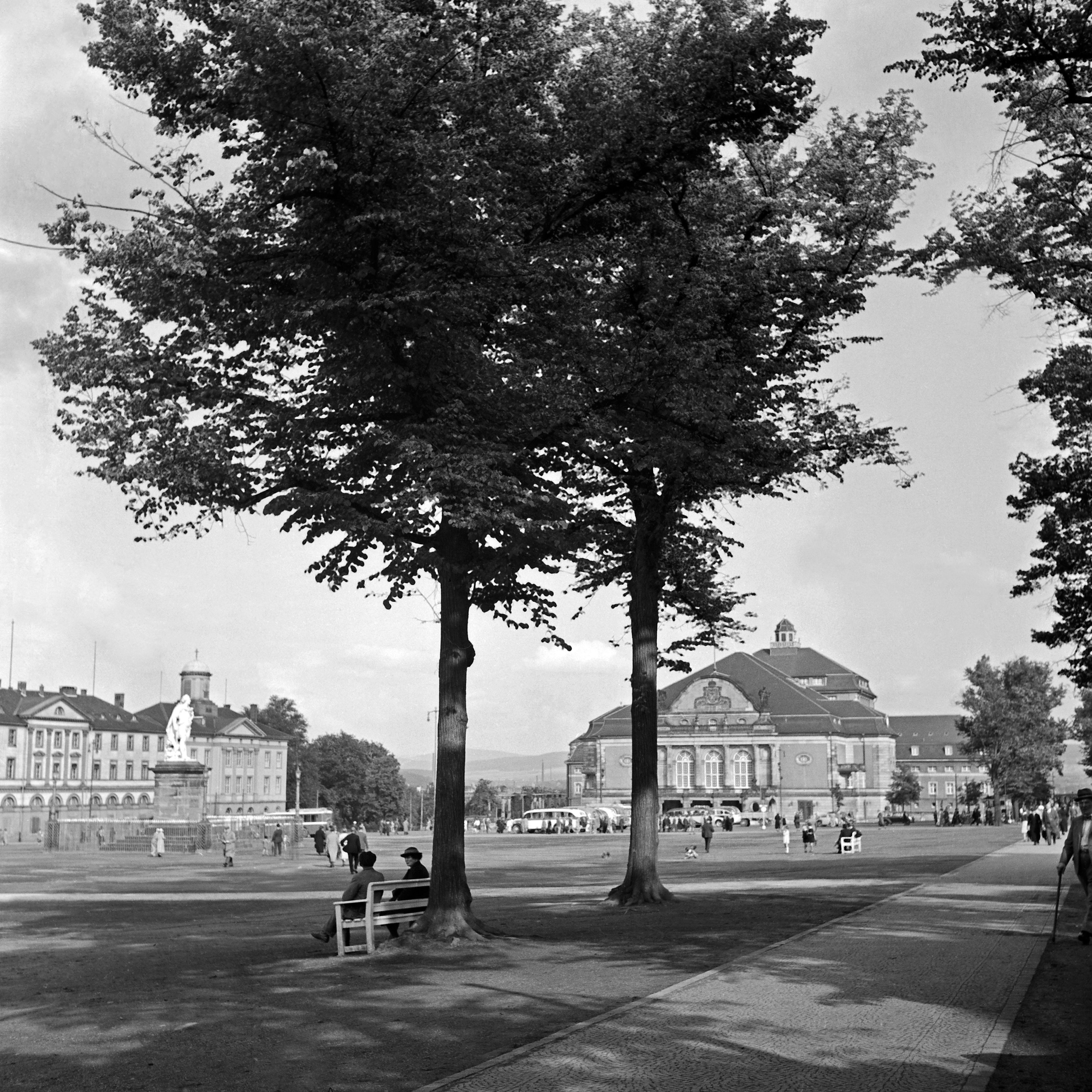 Black and White Photograph di Karl Heinrich Lämmel - Piazza Friedrichsplatz nel centro di Kassel, Germania 1937 Stampa successiva