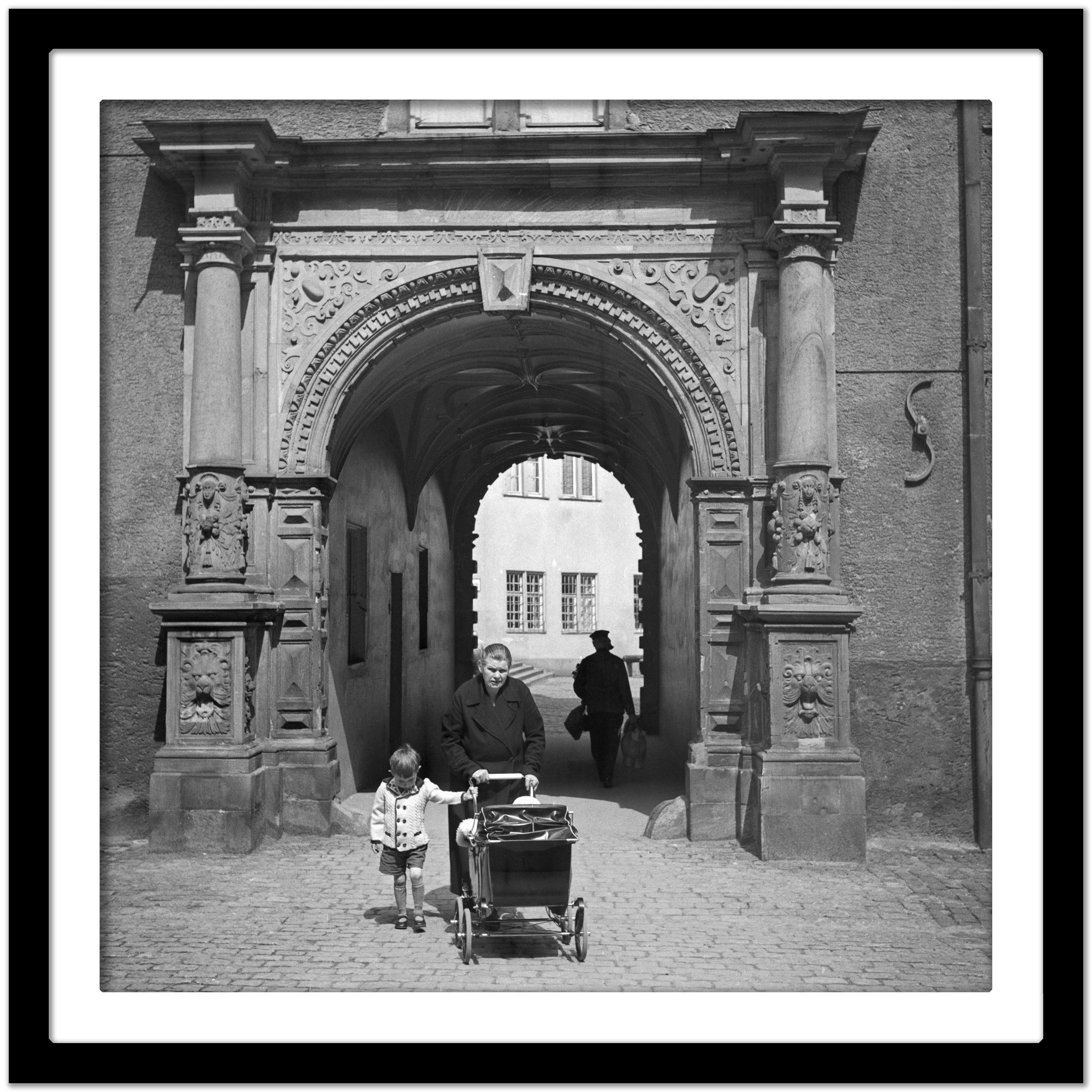 Granny-Grandchild-Pullover aus Schloss Darmstadt, Deutschland 1938, später gedruckt (Grau), Black and White Photograph, von Karl Heinrich Lämmel