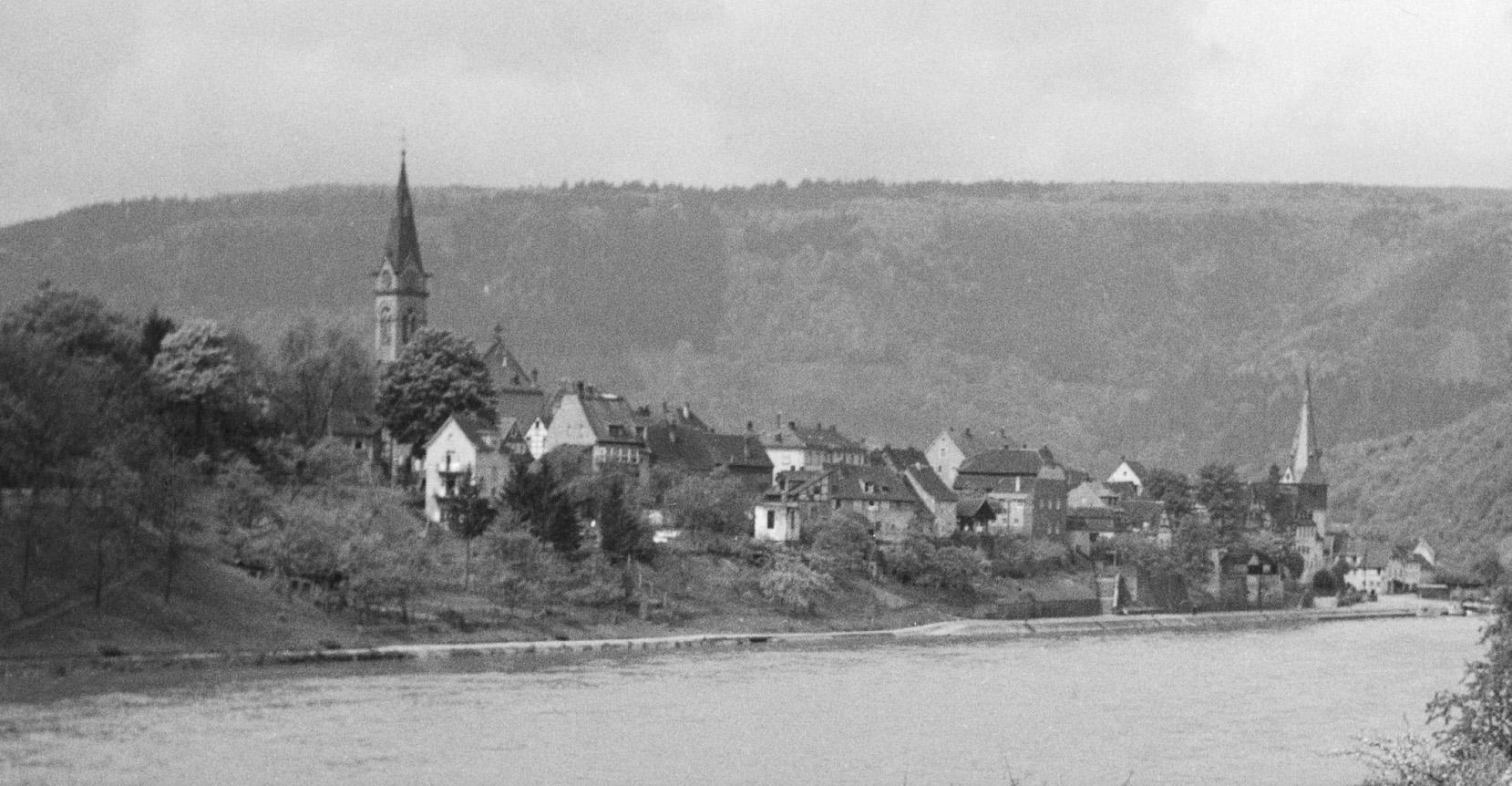 Giong a Neckargemuend in auto vicino a Heidelberg, Germania 1936, Stampa successiva - Photograph di Karl Heinrich Lämmel