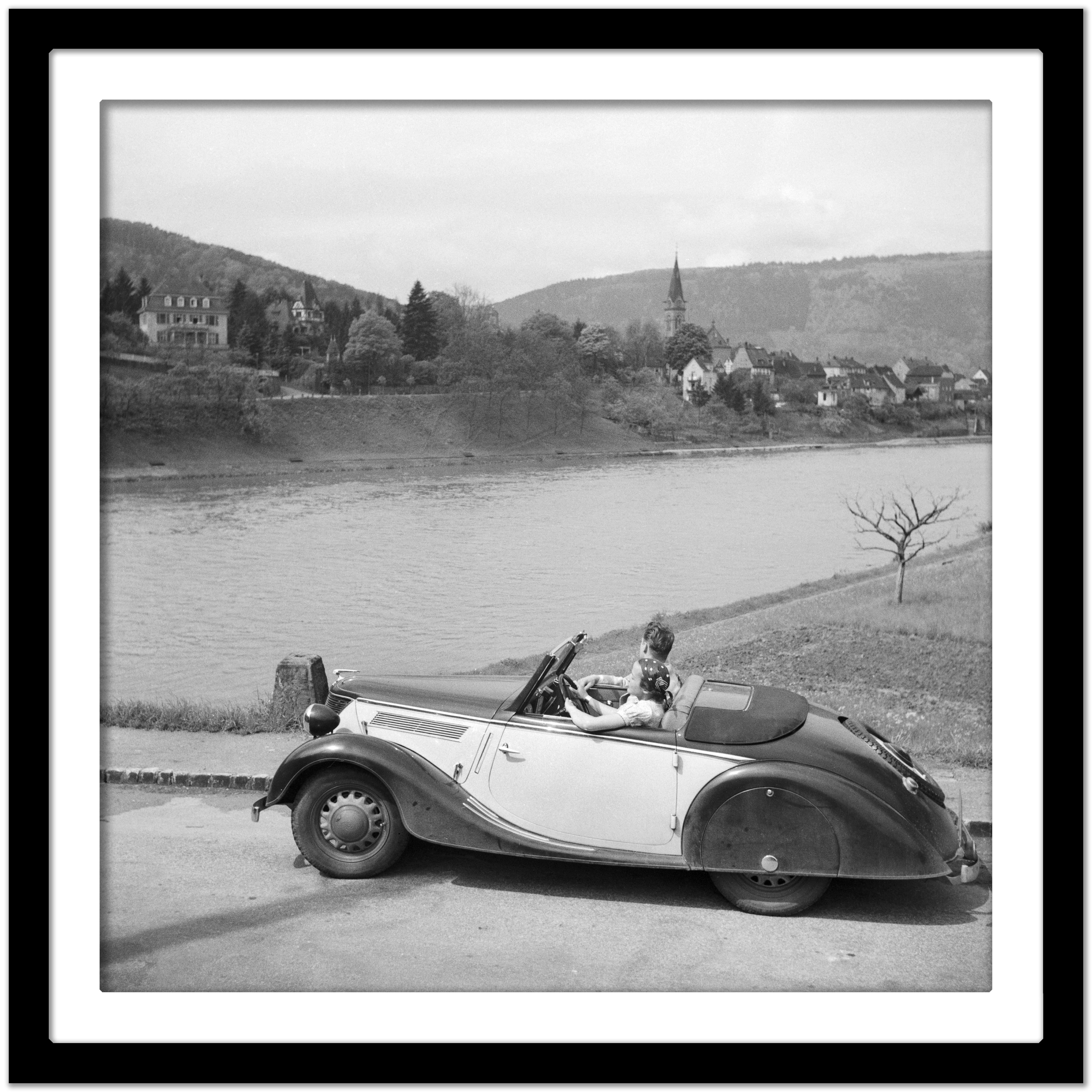 Giong à Neckargemuend par voiture près de Heidelberg, Allemagne 1936, imprimé plus tard  - Gris Black and White Photograph par Karl Heinrich Lämmel