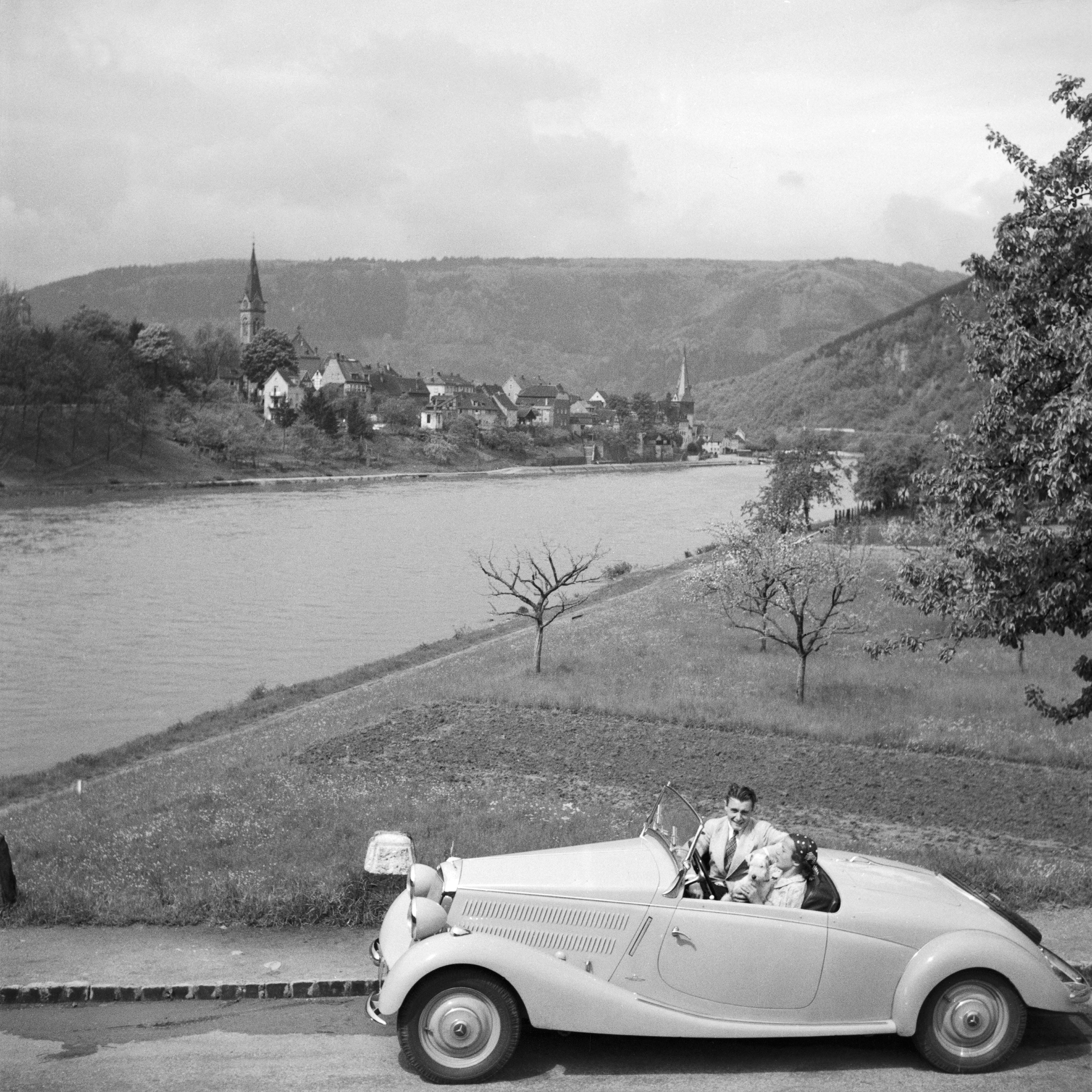 Black and White Photograph di Karl Heinrich Lämmel - Giong a Neckargemuend in auto vicino a Heidelberg, Germania 1936, Stampa successiva
