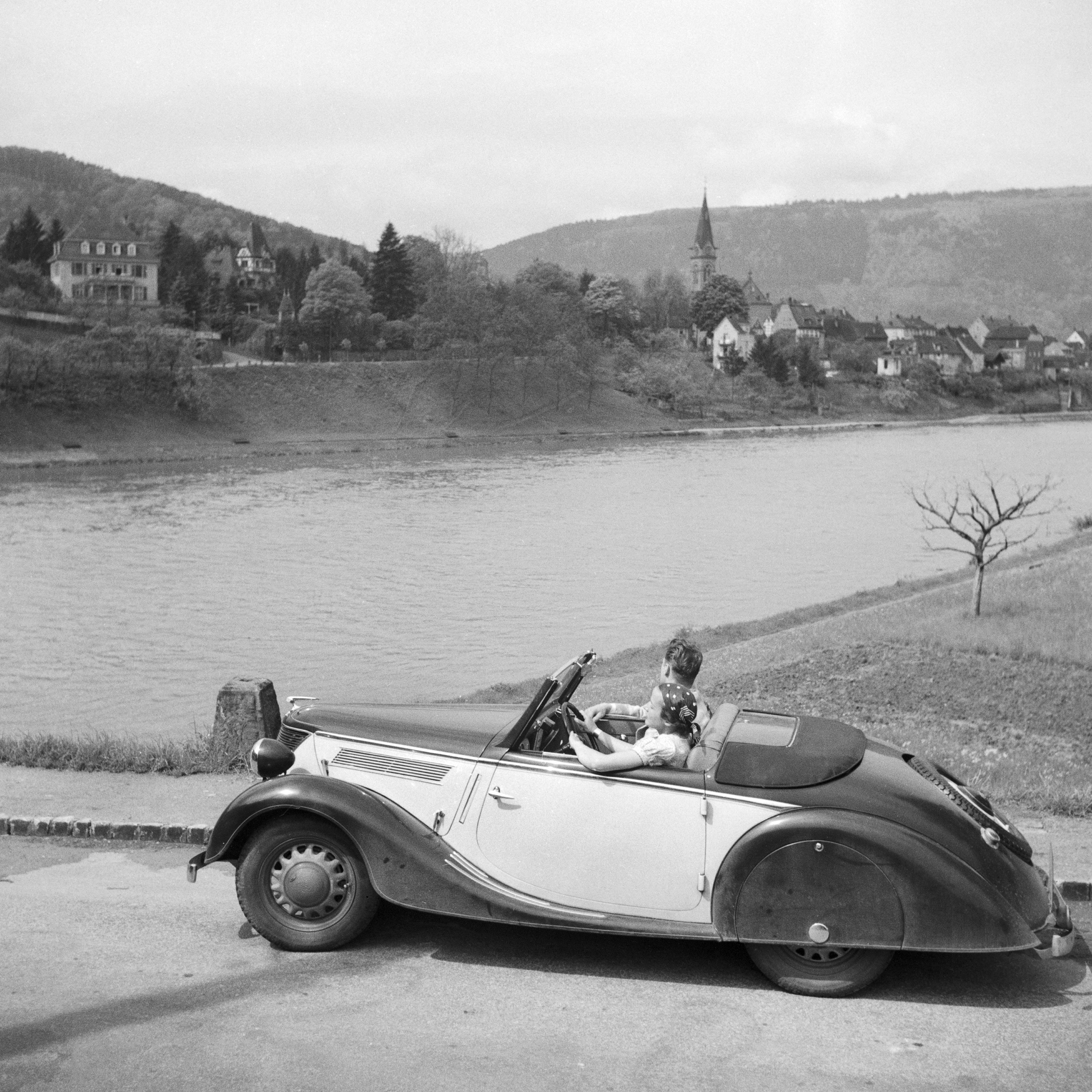Black and White Photograph Karl Heinrich Lämmel - Giong à Neckargemuend par voiture près de Heidelberg, Allemagne 1936, imprimé plus tard 