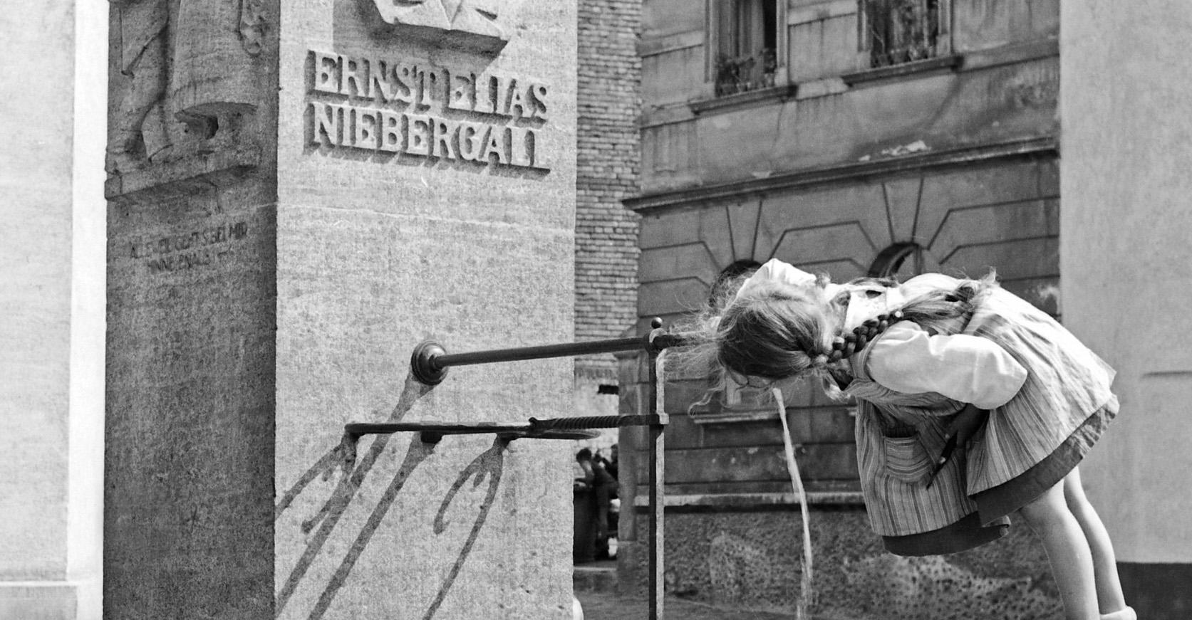 Niña en la fuente de Ernst Elias Niebergall Darmstadt, Alemania 1938 Impreso posteriormente - Photograph de Karl Heinrich Lämmel