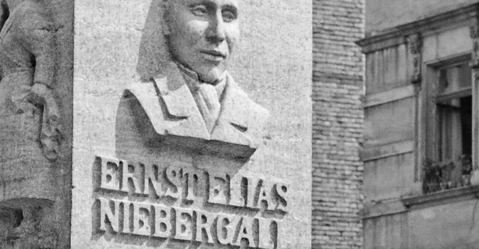 Niña en la fuente de Ernst Elias Niebergall Darmstadt, Alemania 1938 Impreso posteriormente - Photograph Moderno de Karl Heinrich Lämmel