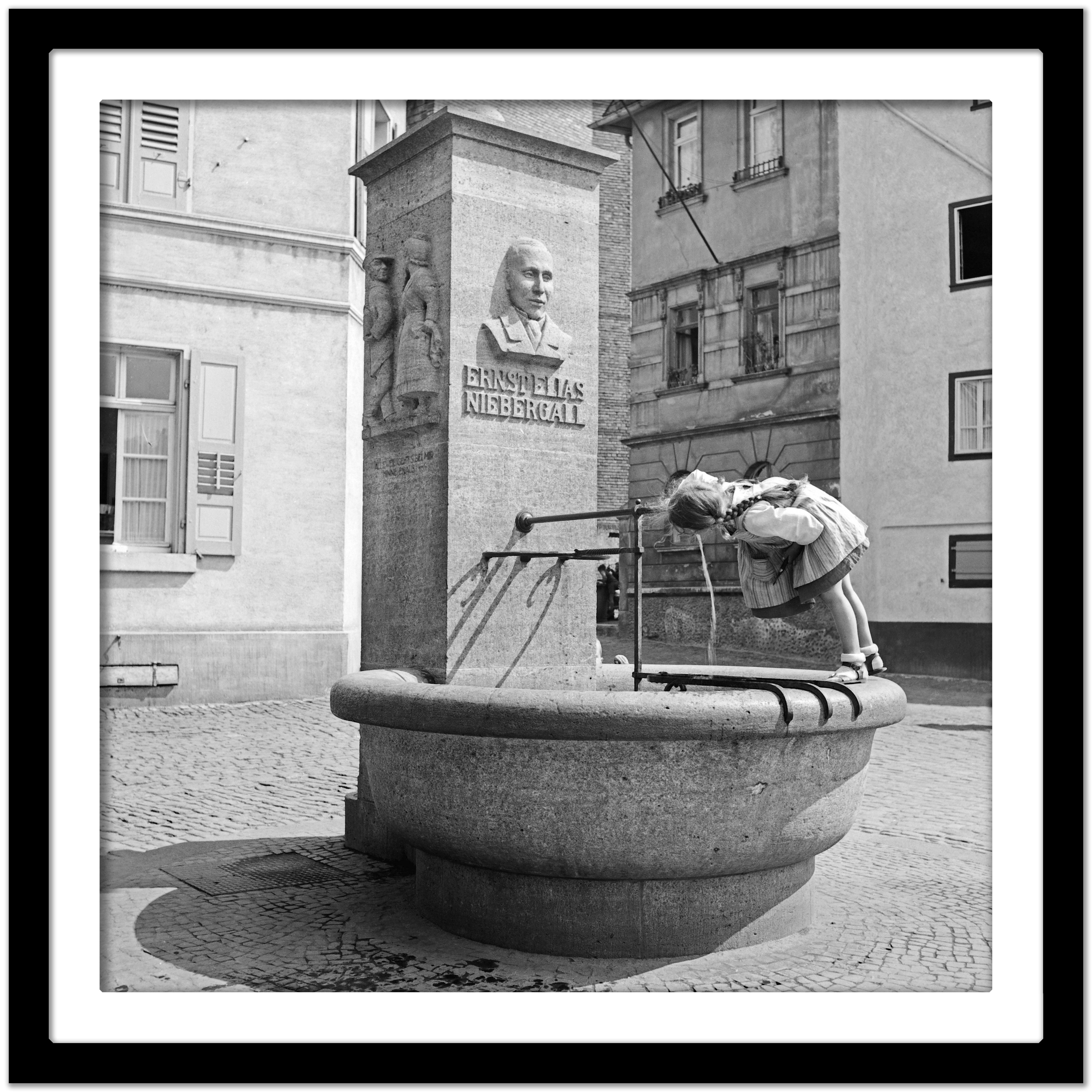 Niña en la fuente de Ernst Elias Niebergall Darmstadt, Alemania 1938 Impreso posteriormente - Black and White Photograph Gris de Karl Heinrich Lämmel