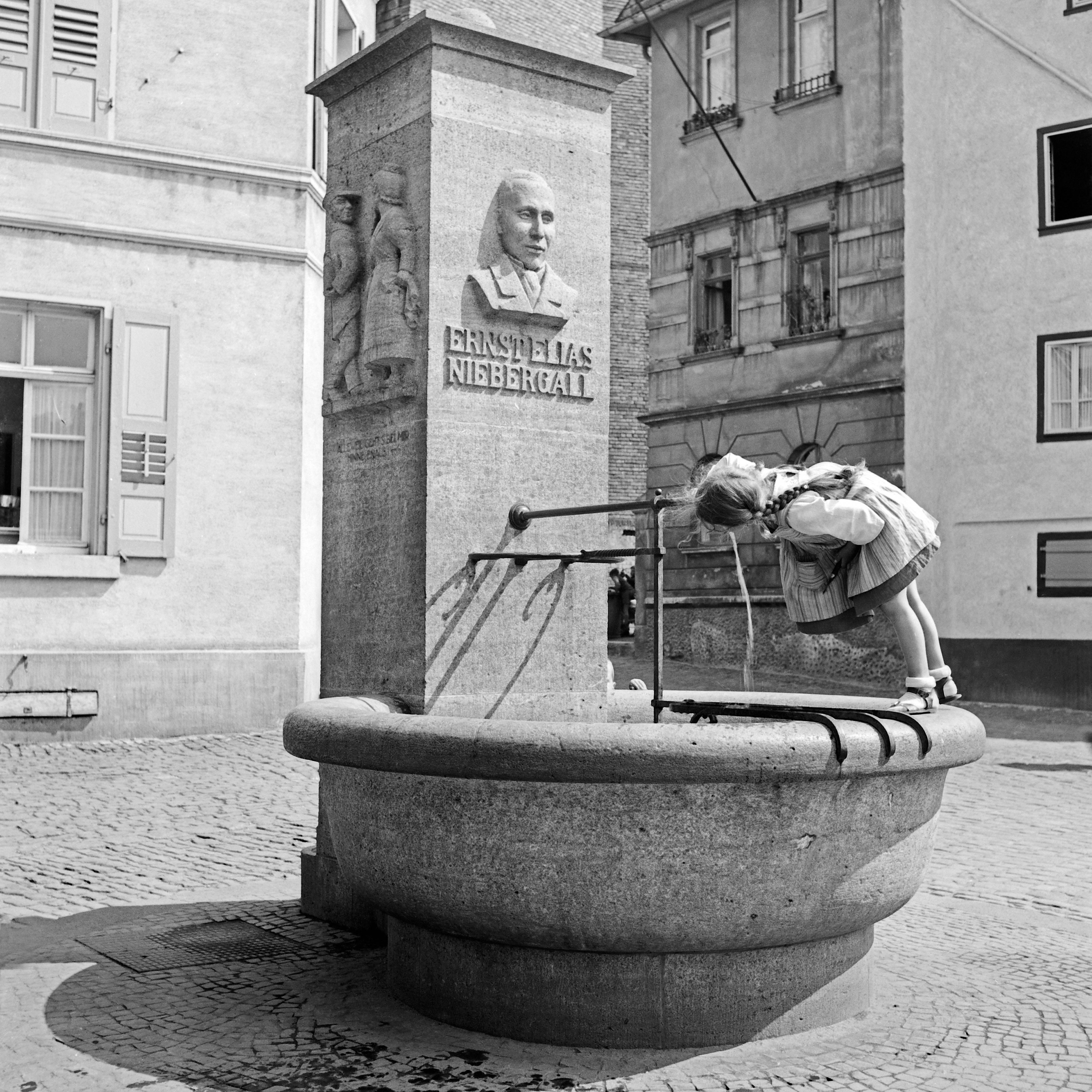 Black and White Photograph de Karl Heinrich Lämmel - Niña en la fuente de Ernst Elias Niebergall Darmstadt, Alemania 1938 Impreso posteriormente