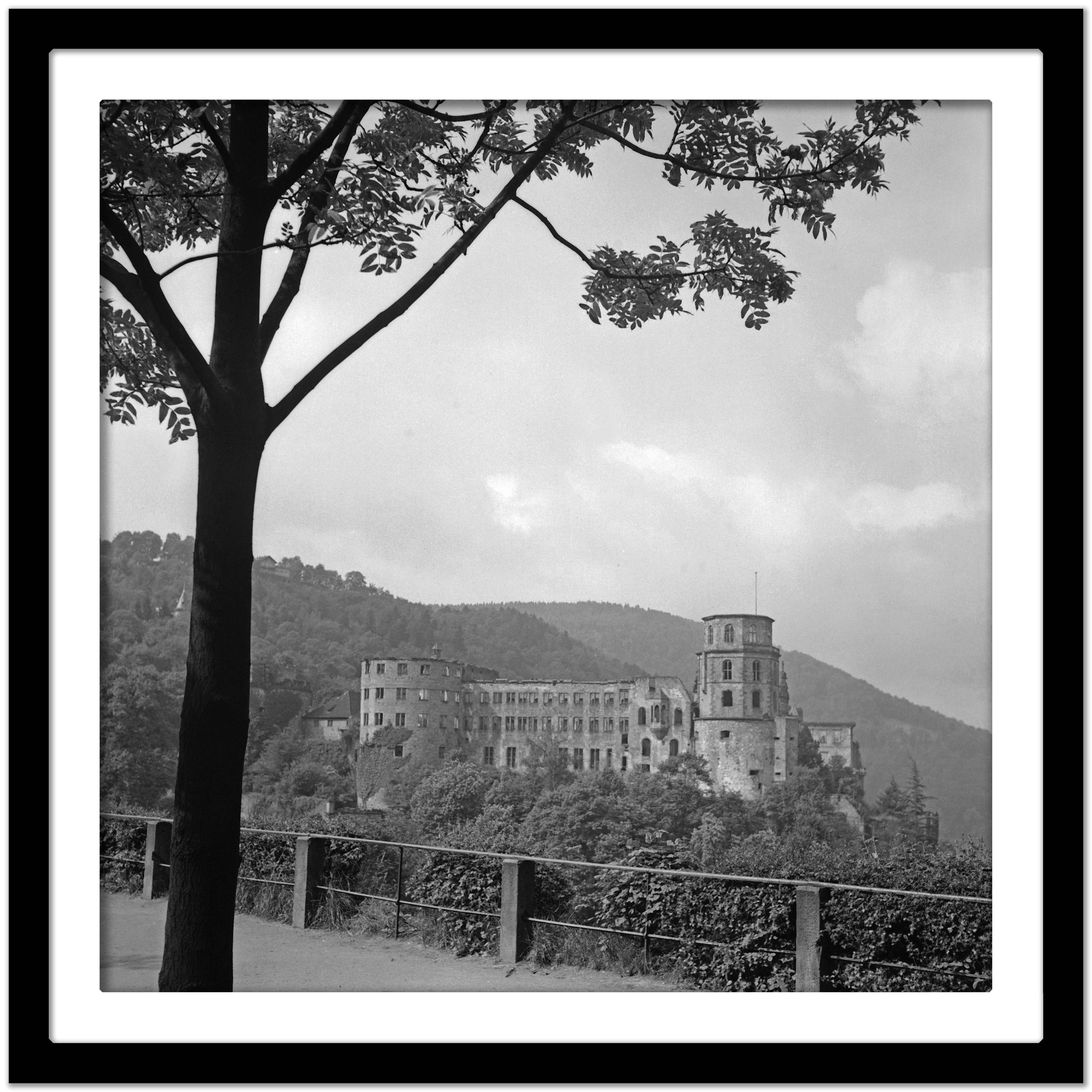 Grosse Scheffelterrasse-Terrassenterrace zum Schloss, Heidelberg, Deutschland 1938, bedruckt Später (Grau), Black and White Photograph, von Karl Heinrich Lämmel