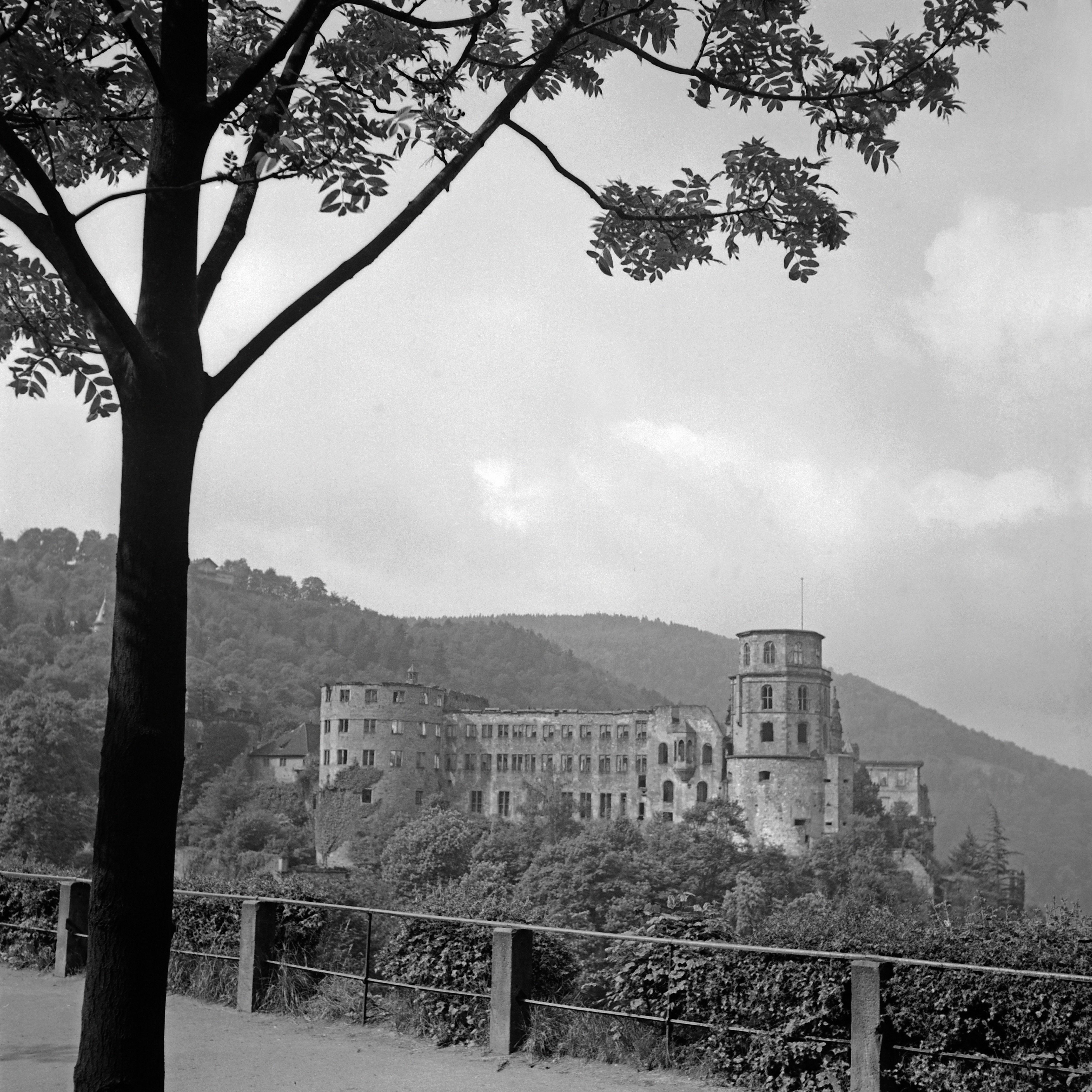 Karl Heinrich Lämmel Black and White Photograph – Grosse Scheffelterrasse-Terrassenterrace zum Schloss, Heidelberg, Deutschland 1938, bedruckt Später