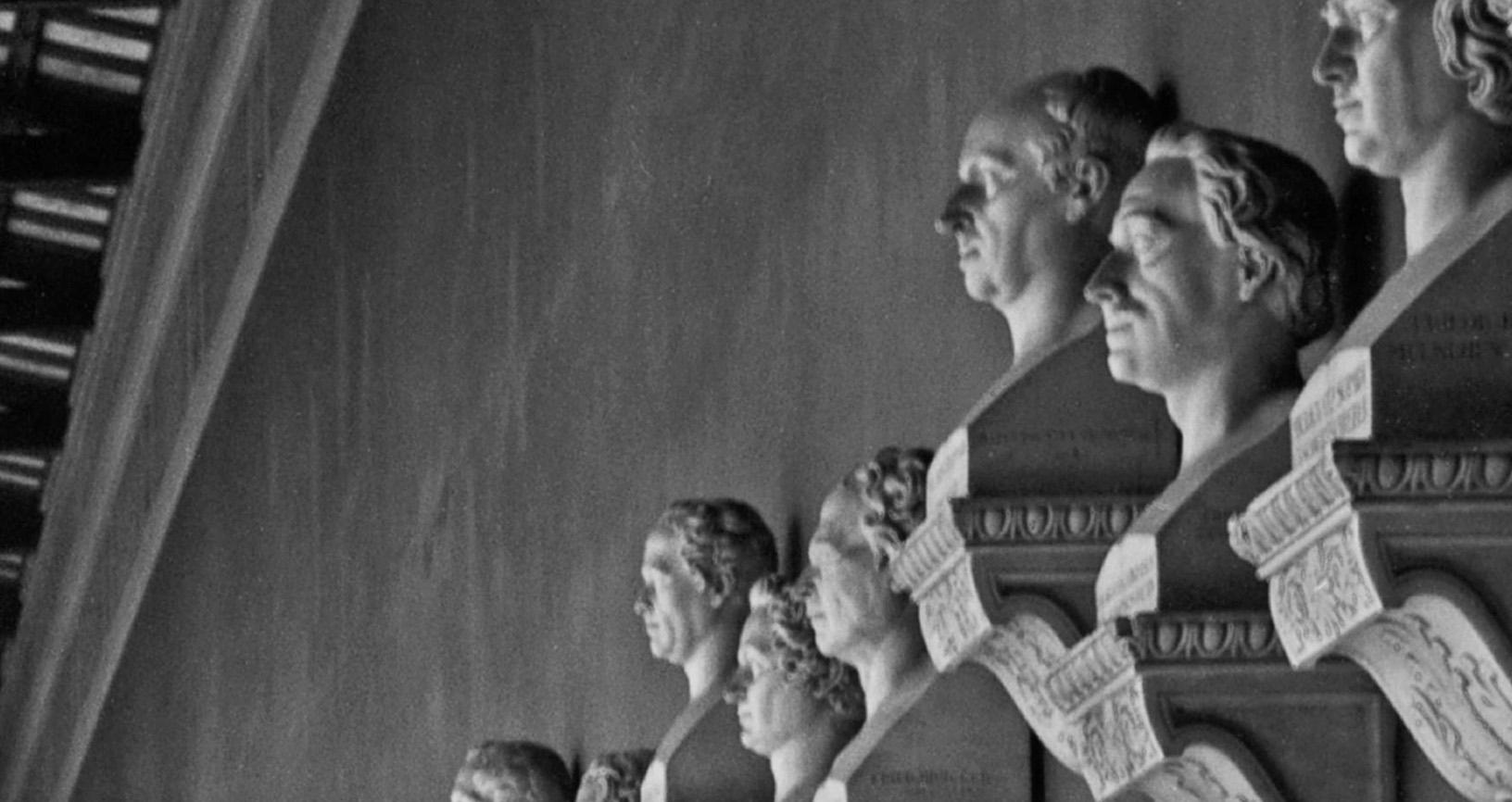 Hall of fame, bustes de célébrités, Munich, Allemagne, 1937, Imprimé plus tard - Moderne Photograph par Karl Heinrich Lämmel