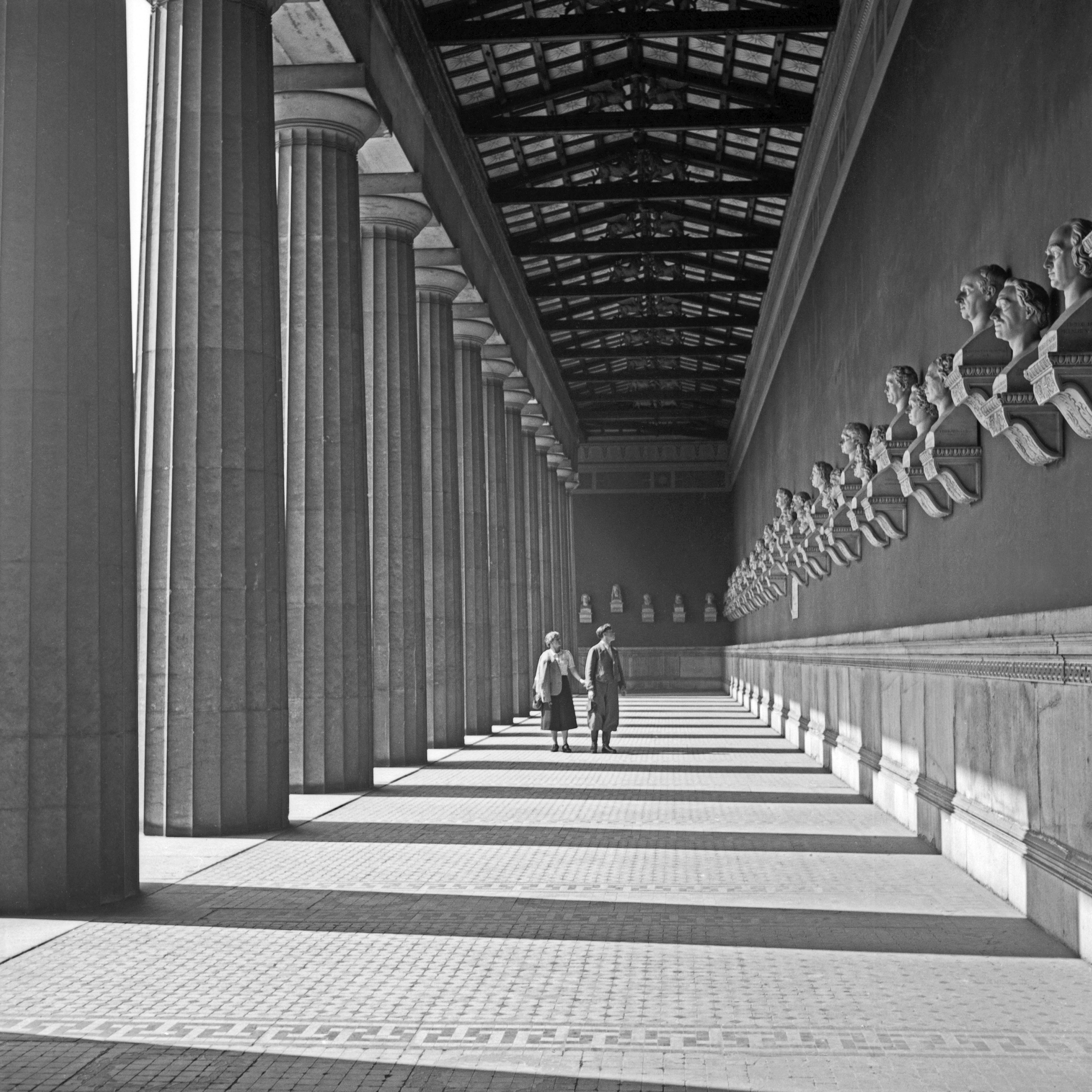 Karl Heinrich Lämmel Black and White Photograph – Hall of fame, Büsten von Berühmtheiten, München, Deutschland 1937, später gedruckt