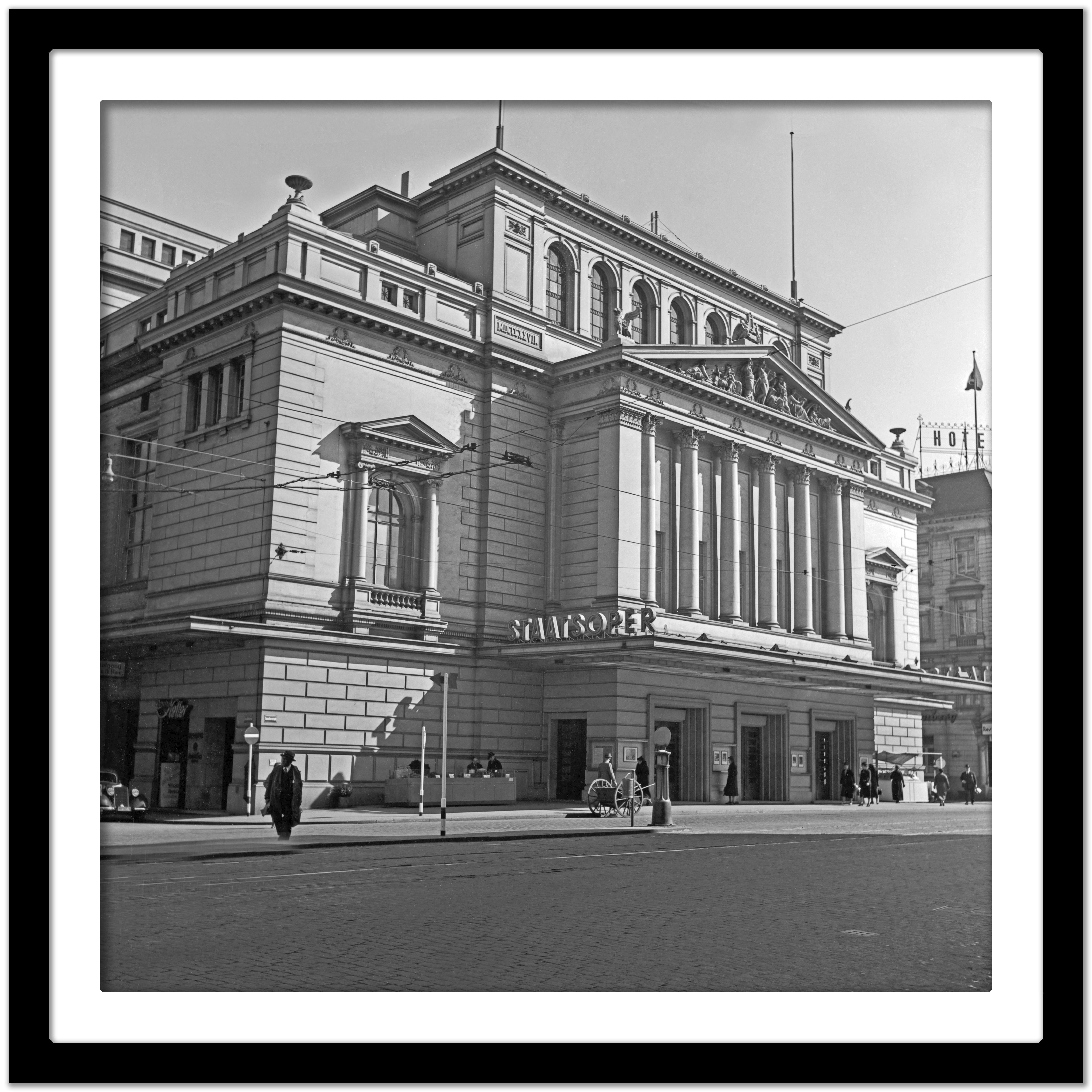 Edificio dell'opera di Amburgo, Germania 1938, stampa successiva - Black and White Photograph Nero di Karl Heinrich Lämmel