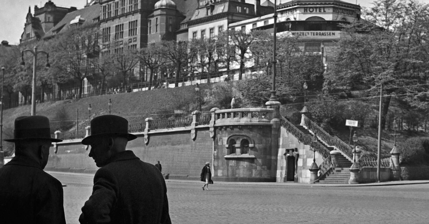 hospital du port de Hambourg à Hamburg St. Pauli and People, Allemagne 1938, Imprimé ultérieurement  - Photograph de Karl Heinrich Lämmel