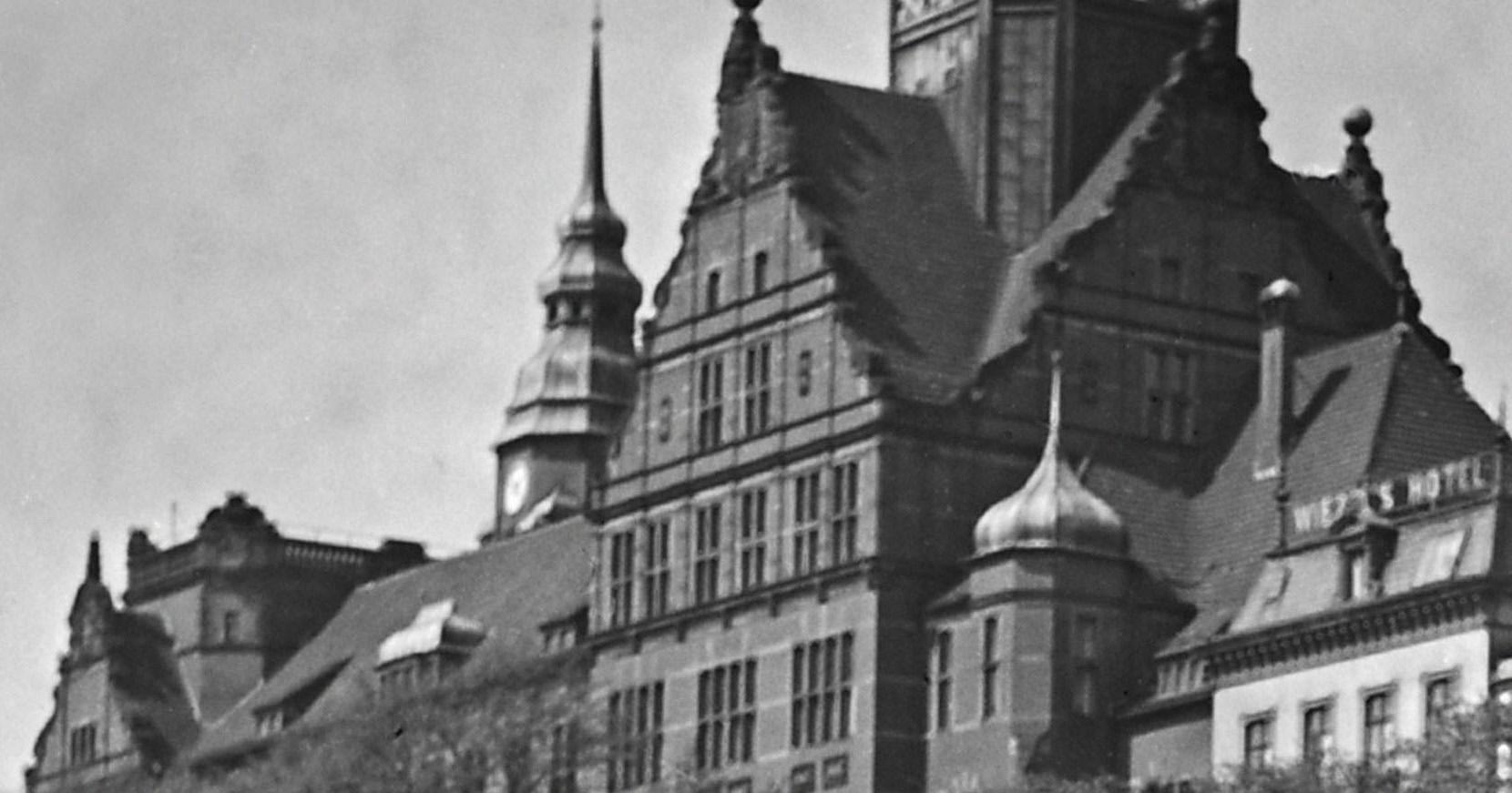 hospital du port de Hambourg à Hamburg St. Pauli and People, Allemagne 1938, Imprimé ultérieurement  - Moderne Photograph par Karl Heinrich Lämmel