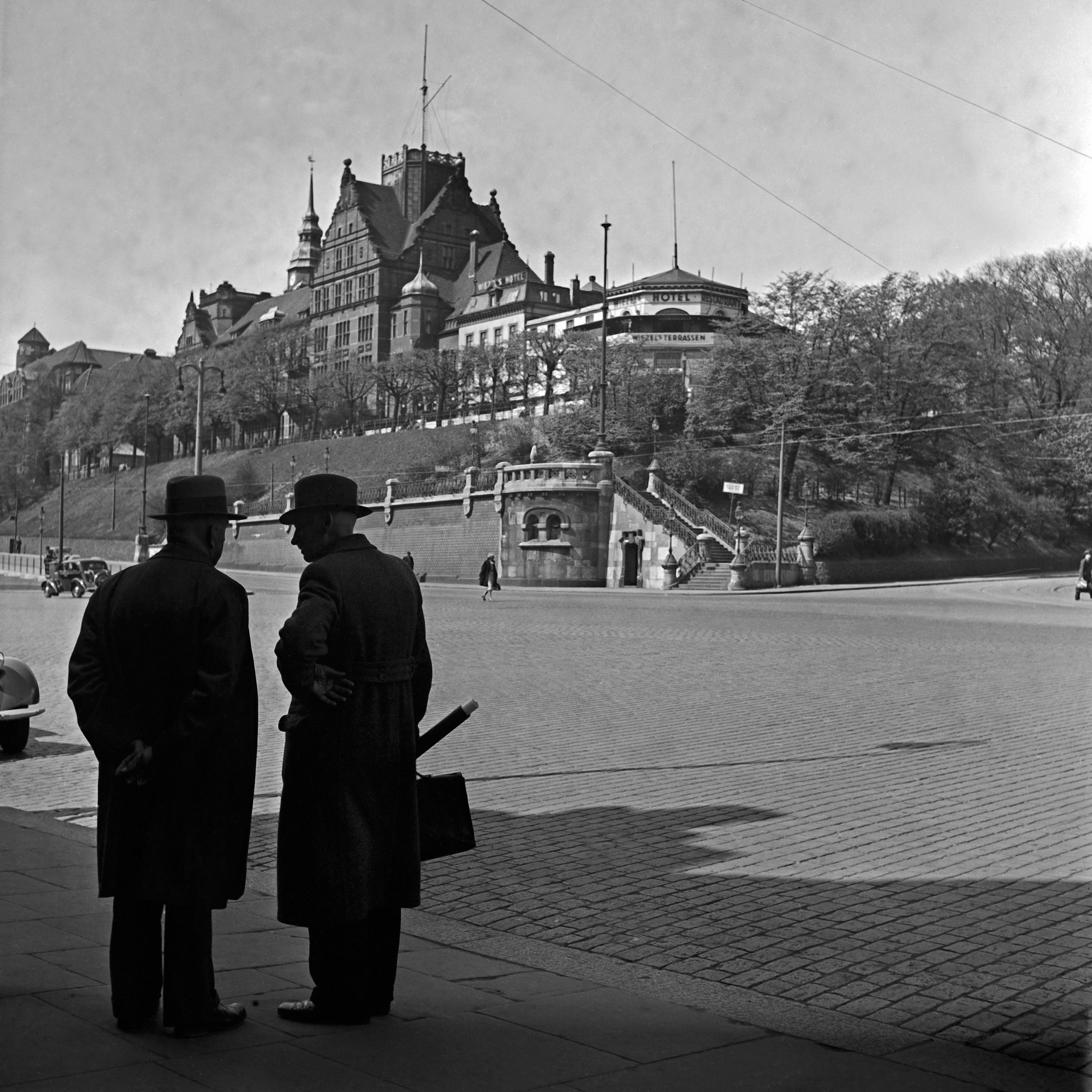 Black and White Photograph Karl Heinrich Lämmel - hospital du port de Hambourg à Hamburg St. Pauli and People, Allemagne 1938, Imprimé ultérieurement 