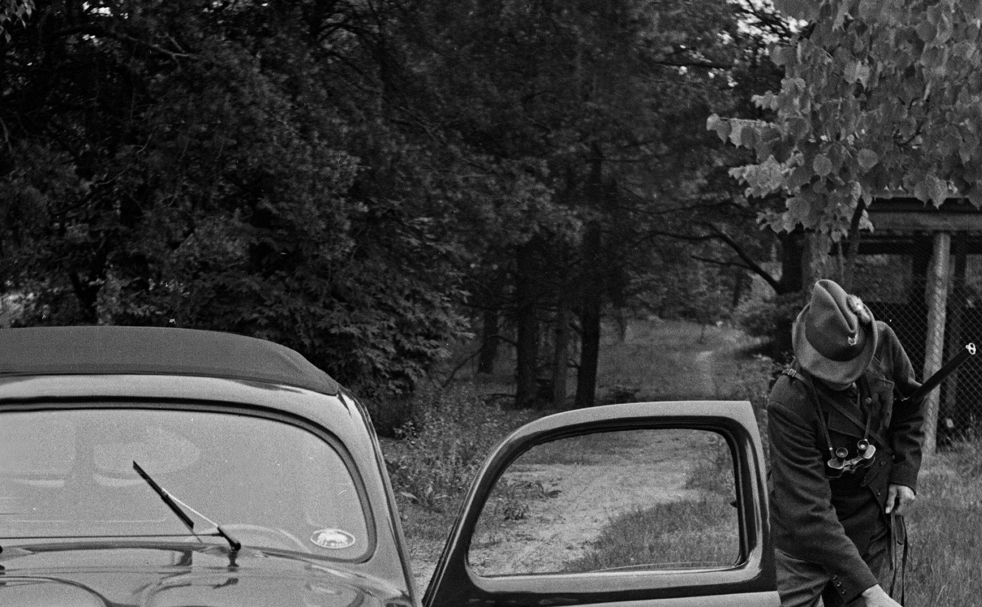 Hunter with Dog and Volkswagen beetle, Allemagne 1939, Imprimé ultérieurement  - Photograph de Karl Heinrich Lämmel