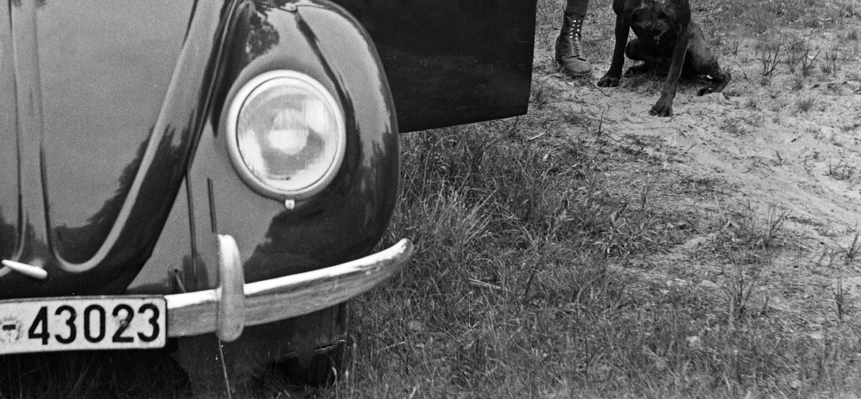 Hunter with Dog and Volkswagen beetle, Allemagne 1939, Imprimé ultérieurement  - Moderne Photograph par Karl Heinrich Lämmel
