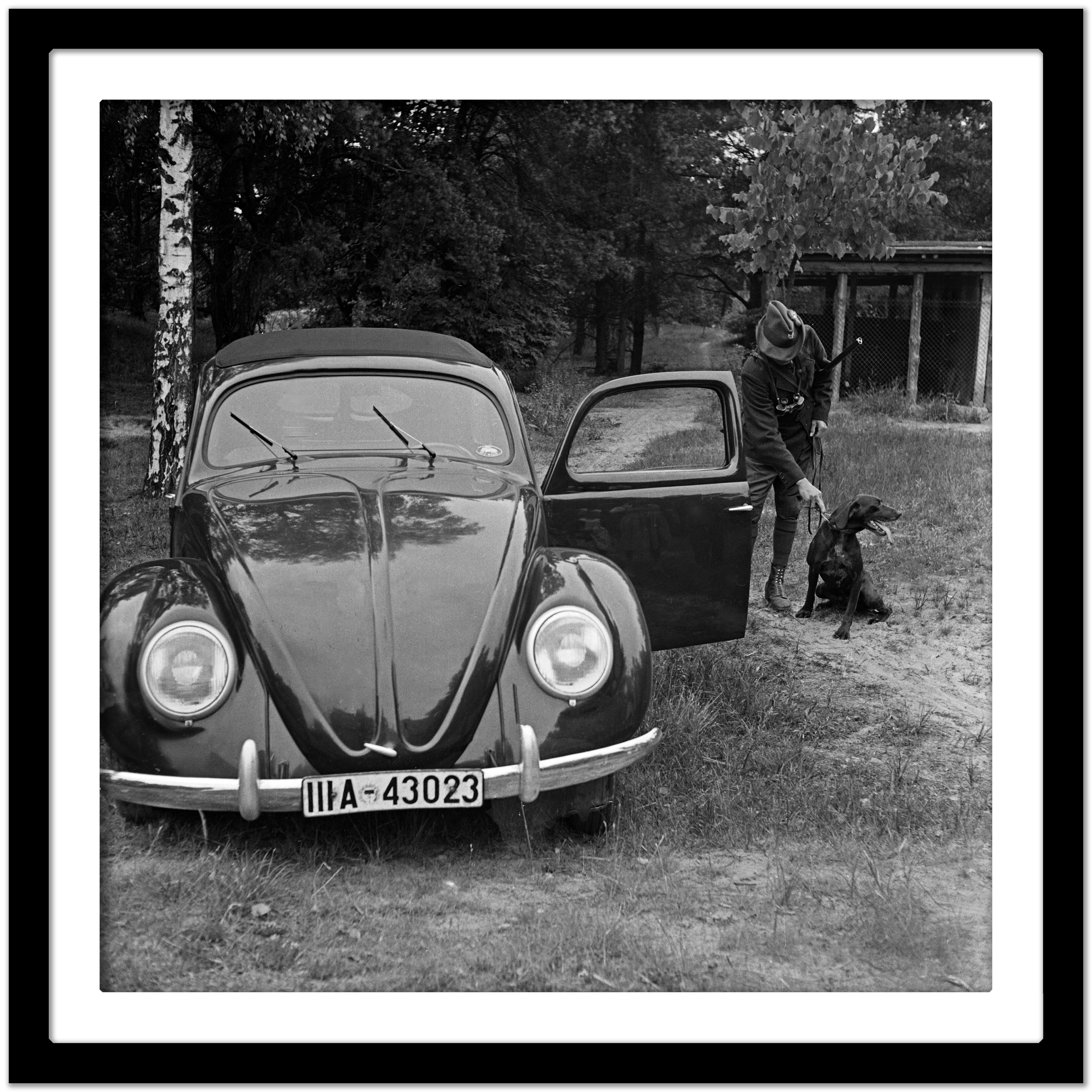 Hunter with Dog and Volkswagen beetle, Allemagne 1939, Imprimé ultérieurement  - Noir Black and White Photograph par Karl Heinrich Lämmel