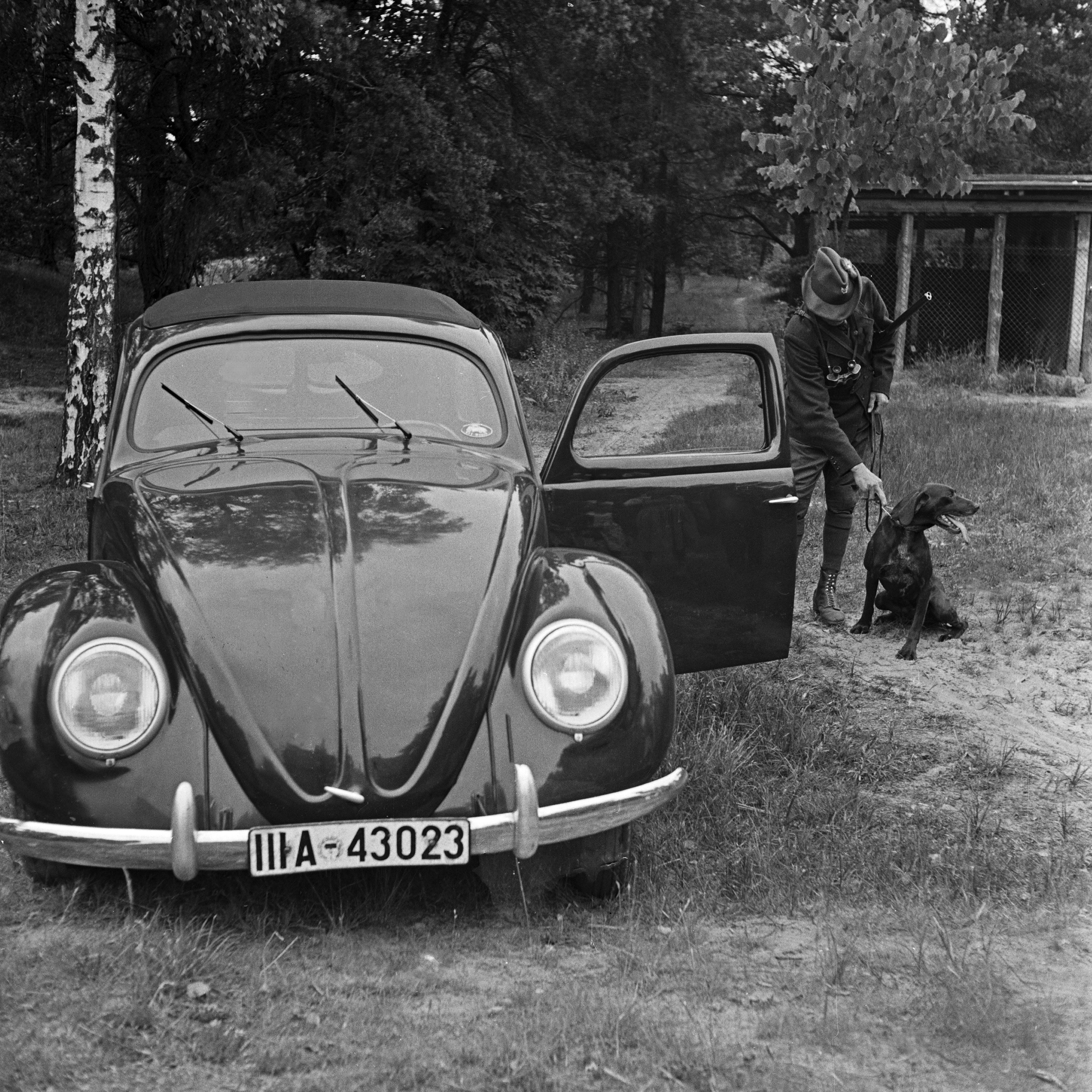 Black and White Photograph Karl Heinrich Lämmel - Hunter with Dog and Volkswagen beetle, Allemagne 1939, Imprimé ultérieurement 