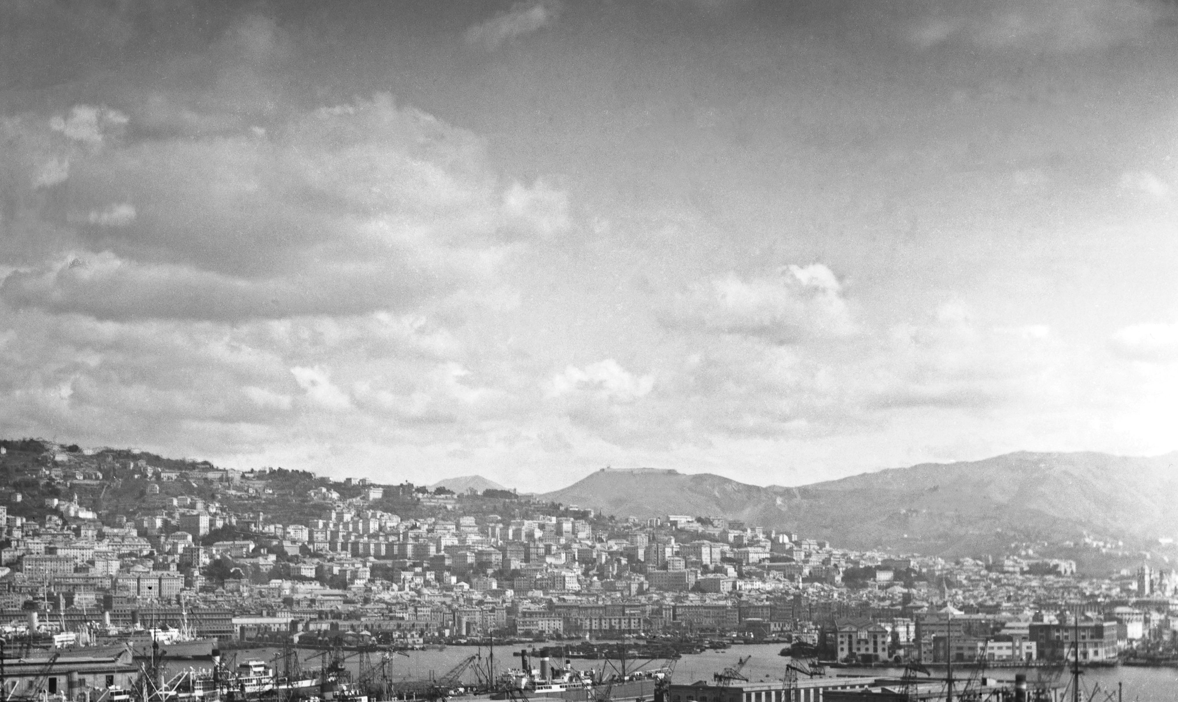  Vue industrielle - port de Genova, Italie 1939 Imprimé ultérieurement  - Moderne Photograph par Karl Heinrich Lämmel
