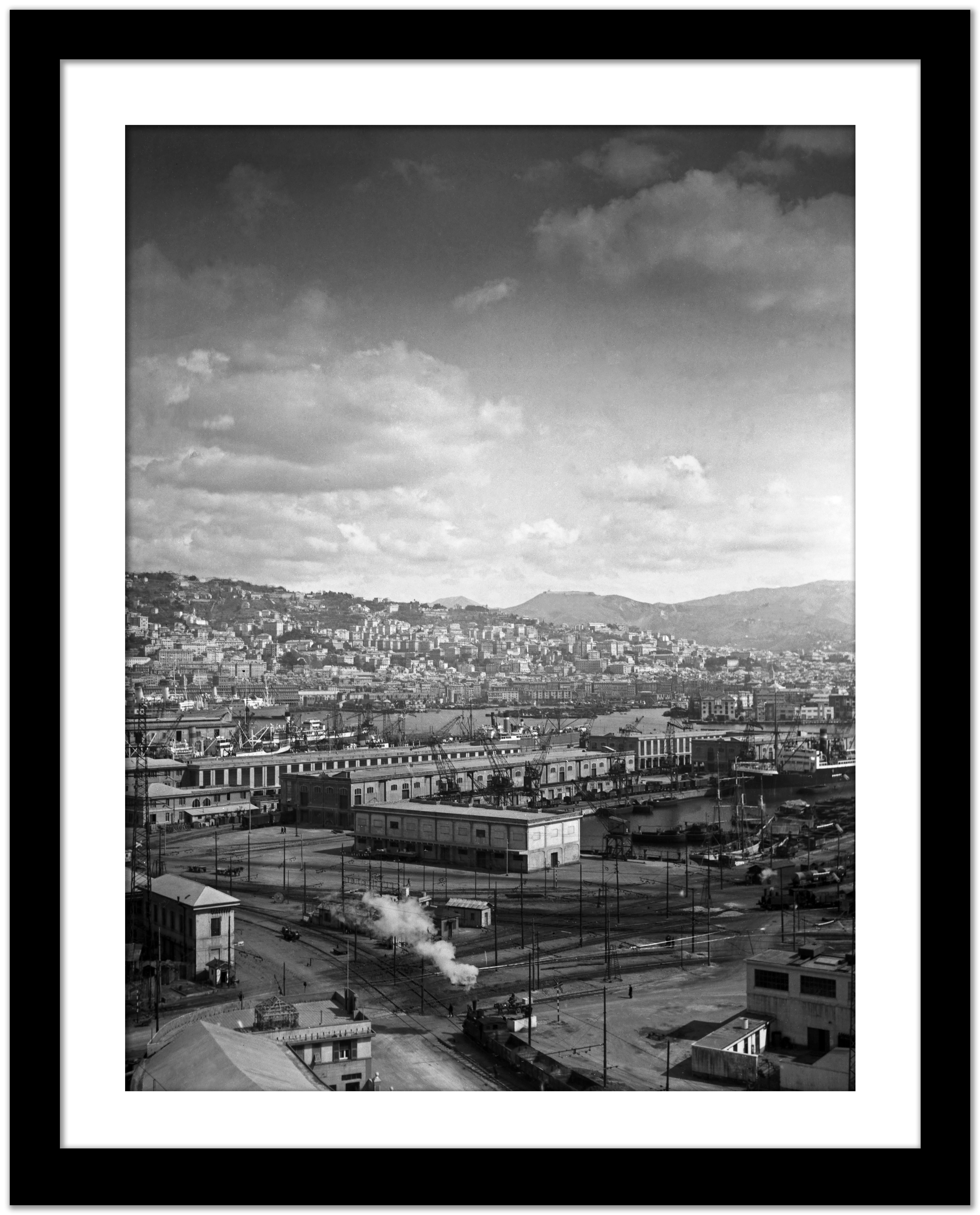  Vue industrielle - port de Genova, Italie 1939 Imprimé ultérieurement  - Gris Black and White Photograph par Karl Heinrich Lämmel
