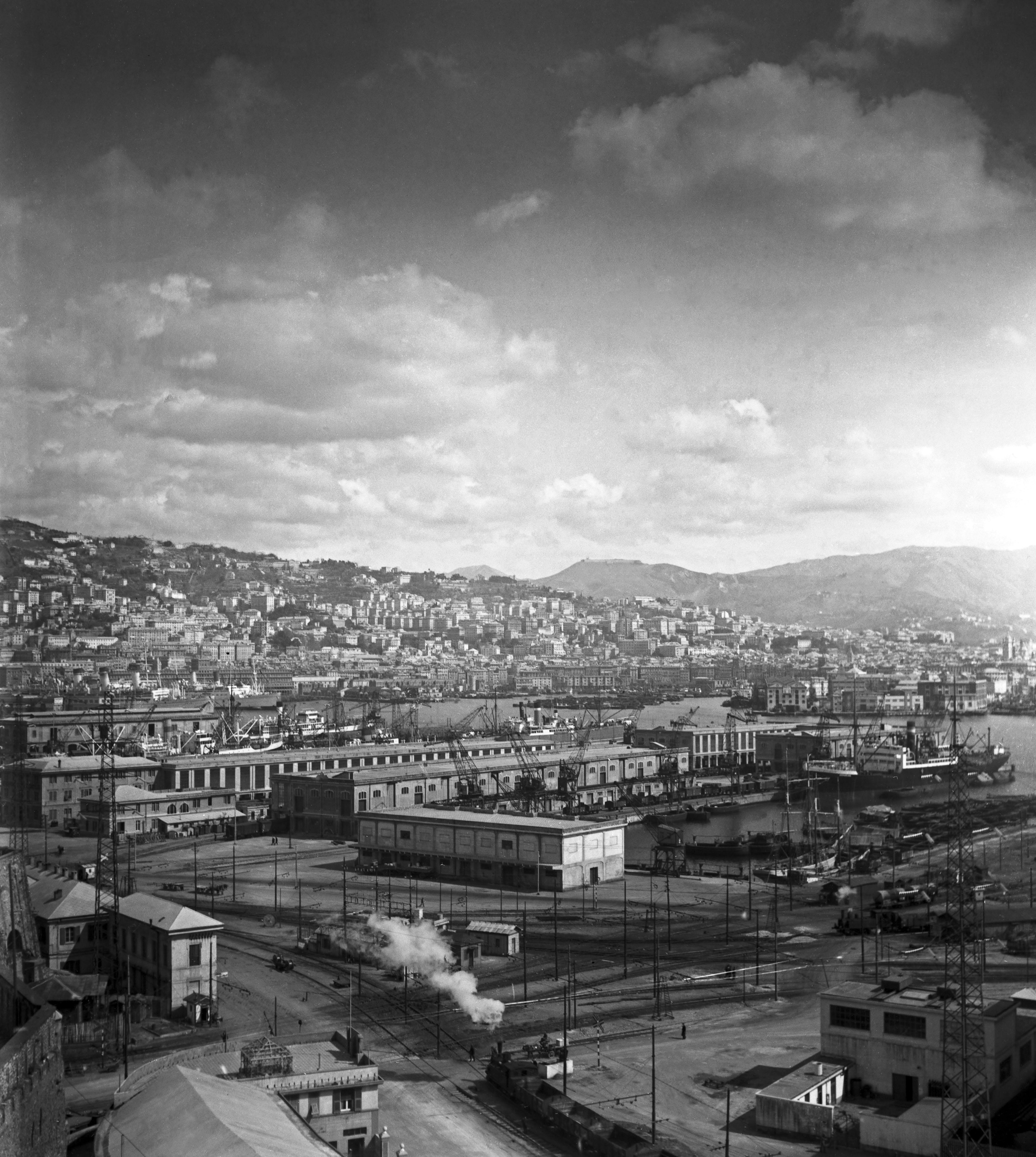 Black and White Photograph Karl Heinrich Lämmel -  Vue industrielle - port de Genova, Italie 1939 Imprimé ultérieurement 