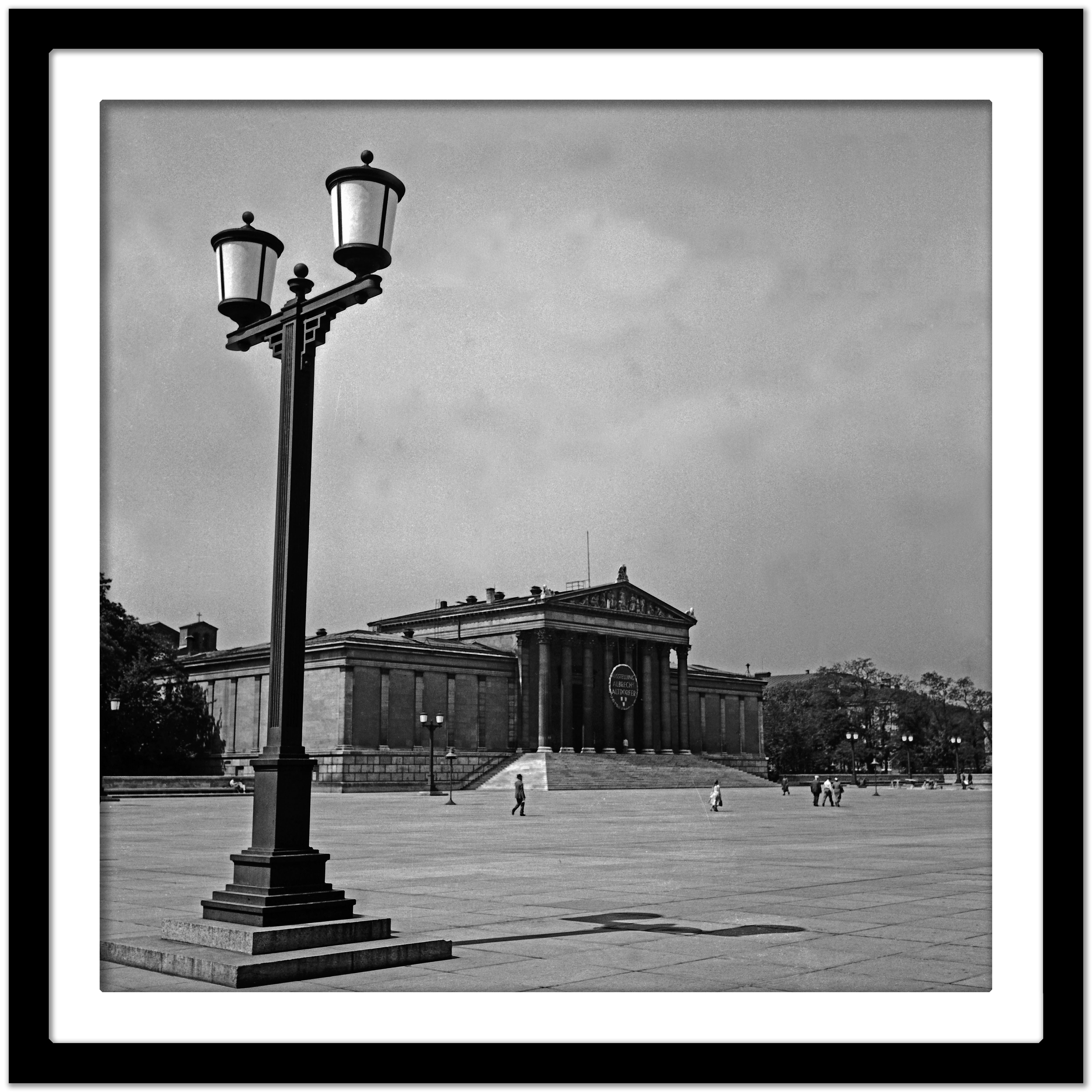 Piazza Koenigsplatz, Monaco di Baviera, Germania 1937, Stampa successiva - Black and White Photograph Grigio di Karl Heinrich Lämmel