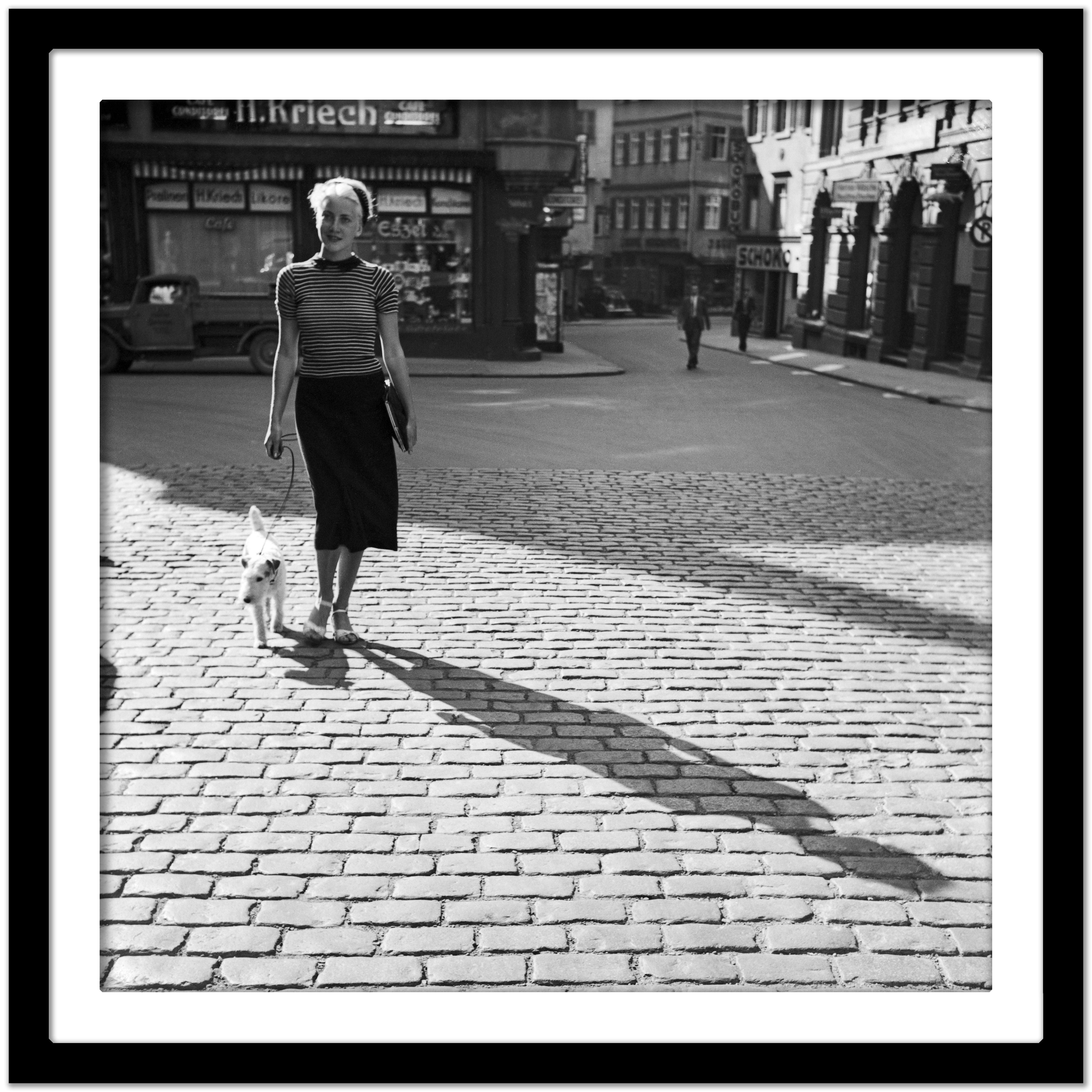 Lady walking the dog au café Kriech, Stuttgart, Allemagne 1935, Imprimé ultérieurement - Gris Black and White Photograph par Karl Heinrich Lämmel