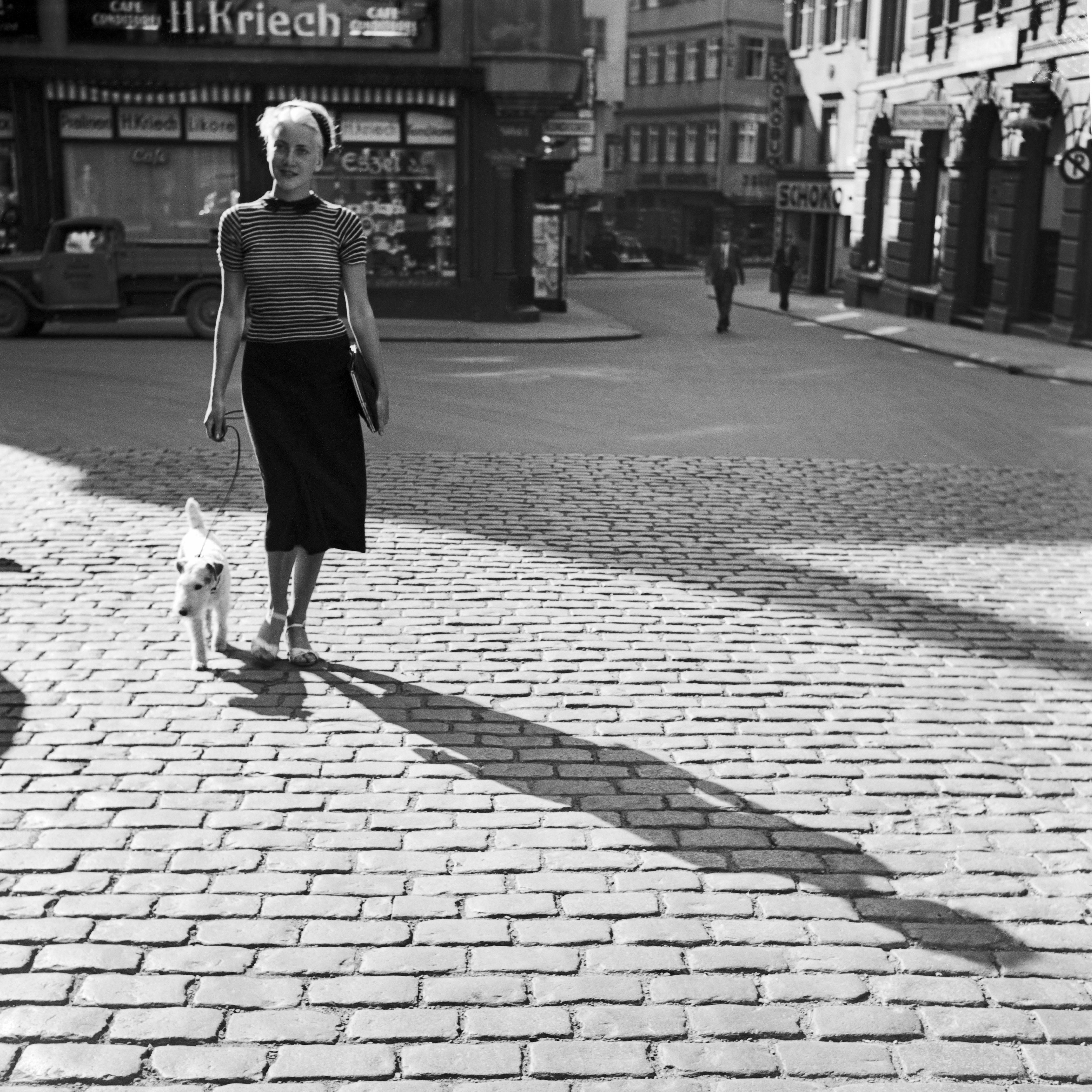 Black and White Photograph Karl Heinrich Lämmel - Lady walking the dog au café Kriech, Stuttgart, Allemagne 1935, Imprimé ultérieurement