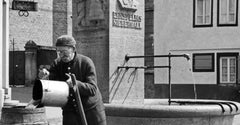 Hombre en la fuente de Ernst Elias Niebergall Darmstadt, Alemania 1938 Impreso posteriormente