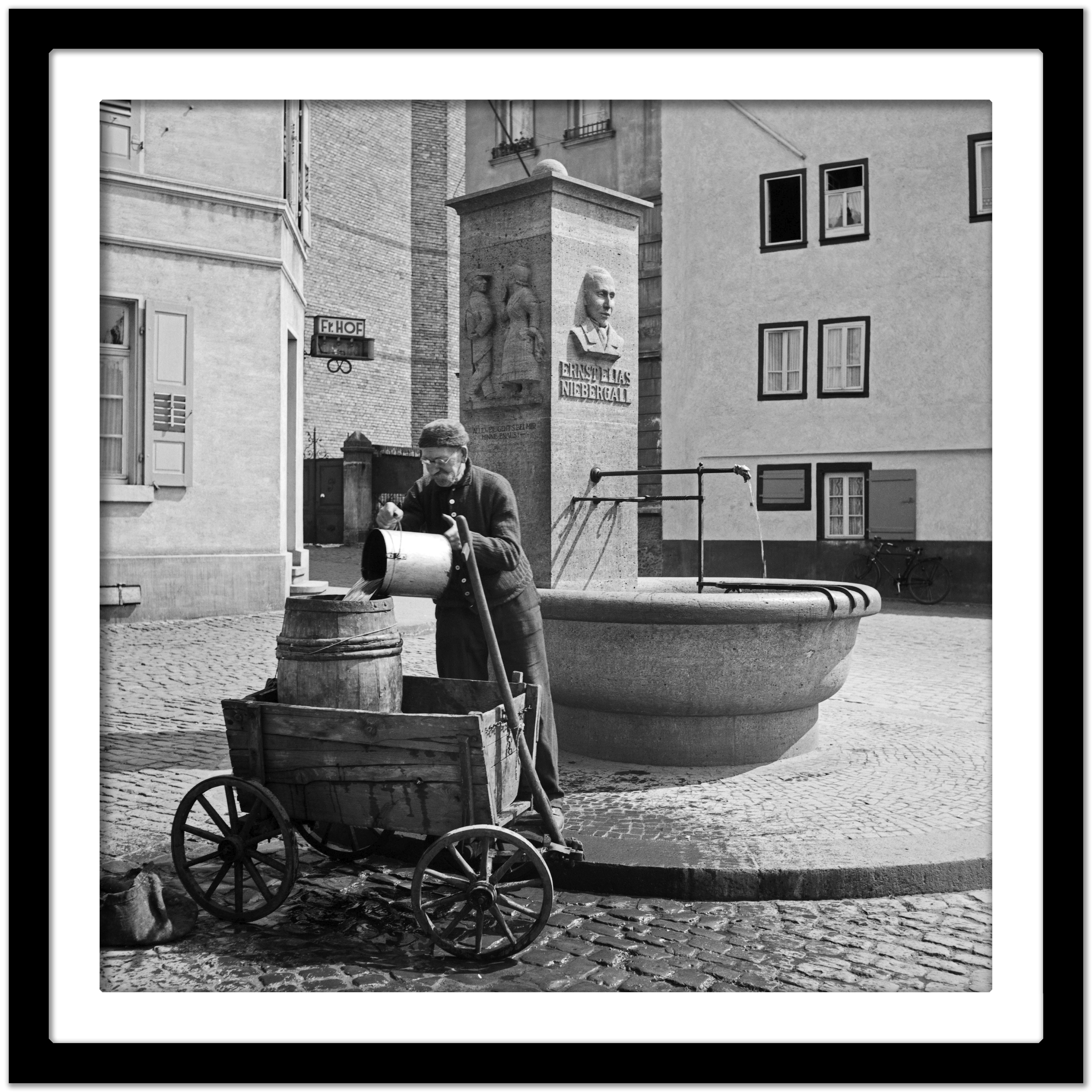 Fontaine Ernst Elias Niebergall Darmstadt, Allemagne 1938 Imprimé ultérieurement  - Gris Black and White Photograph par Karl Heinrich Lämmel