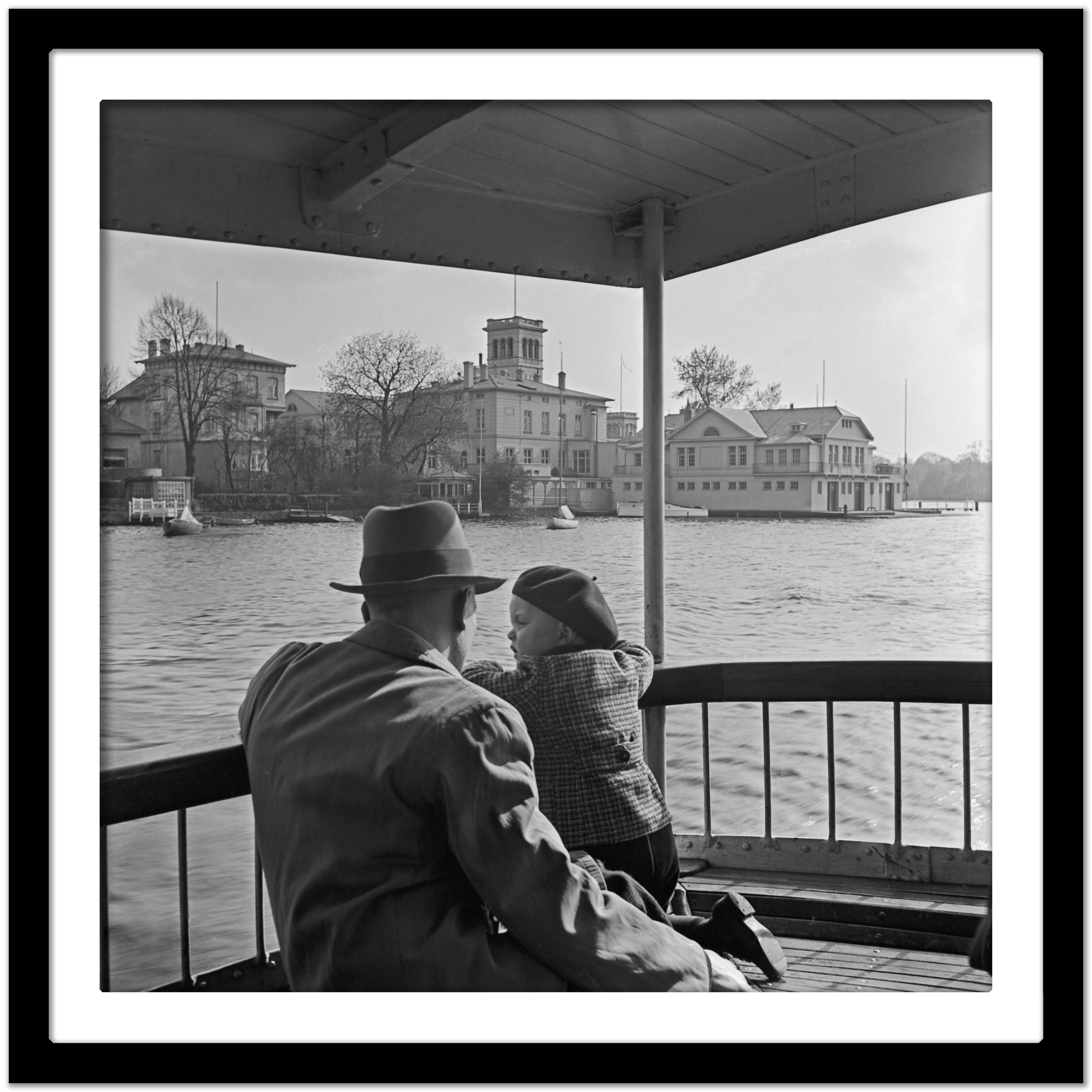 Uomo, bambino che passa davanti alla casa del traghetto Amburgo Uhlenhorst , Germania 1938, Stampato più tardi - Black and White Photograph Nero di Karl Heinrich Lämmel