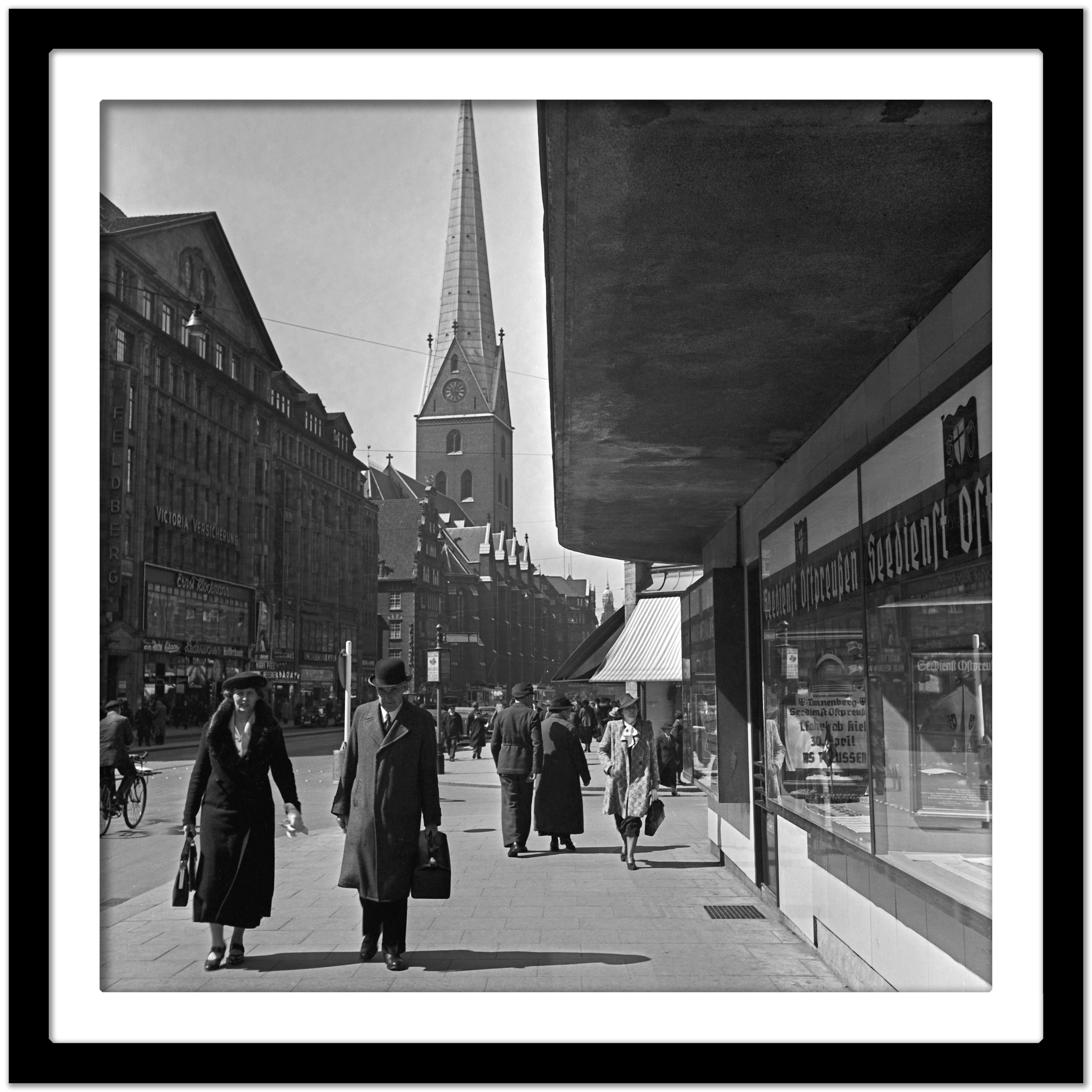 Moenckebergstrasse de Hambourg avec des passants, Allemagne 1938 Imprimé ultérieurement  - Noir Black and White Photograph par Karl Heinrich Lämmel