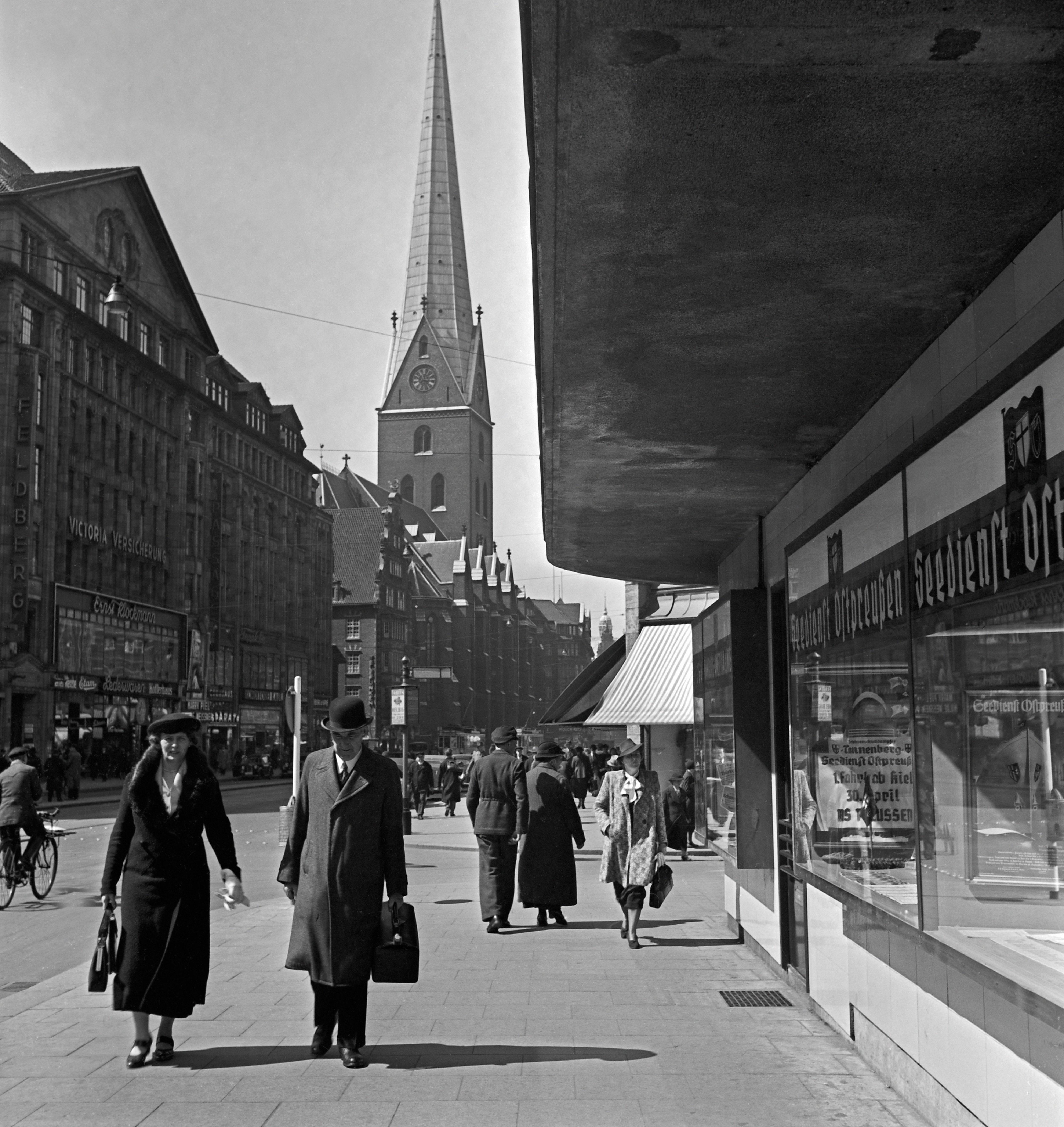Karl Heinrich Lämmel Black and White Photograph - Moenckebergstrasse at Hamburg with passers by, Germany 1938 Printed Later 