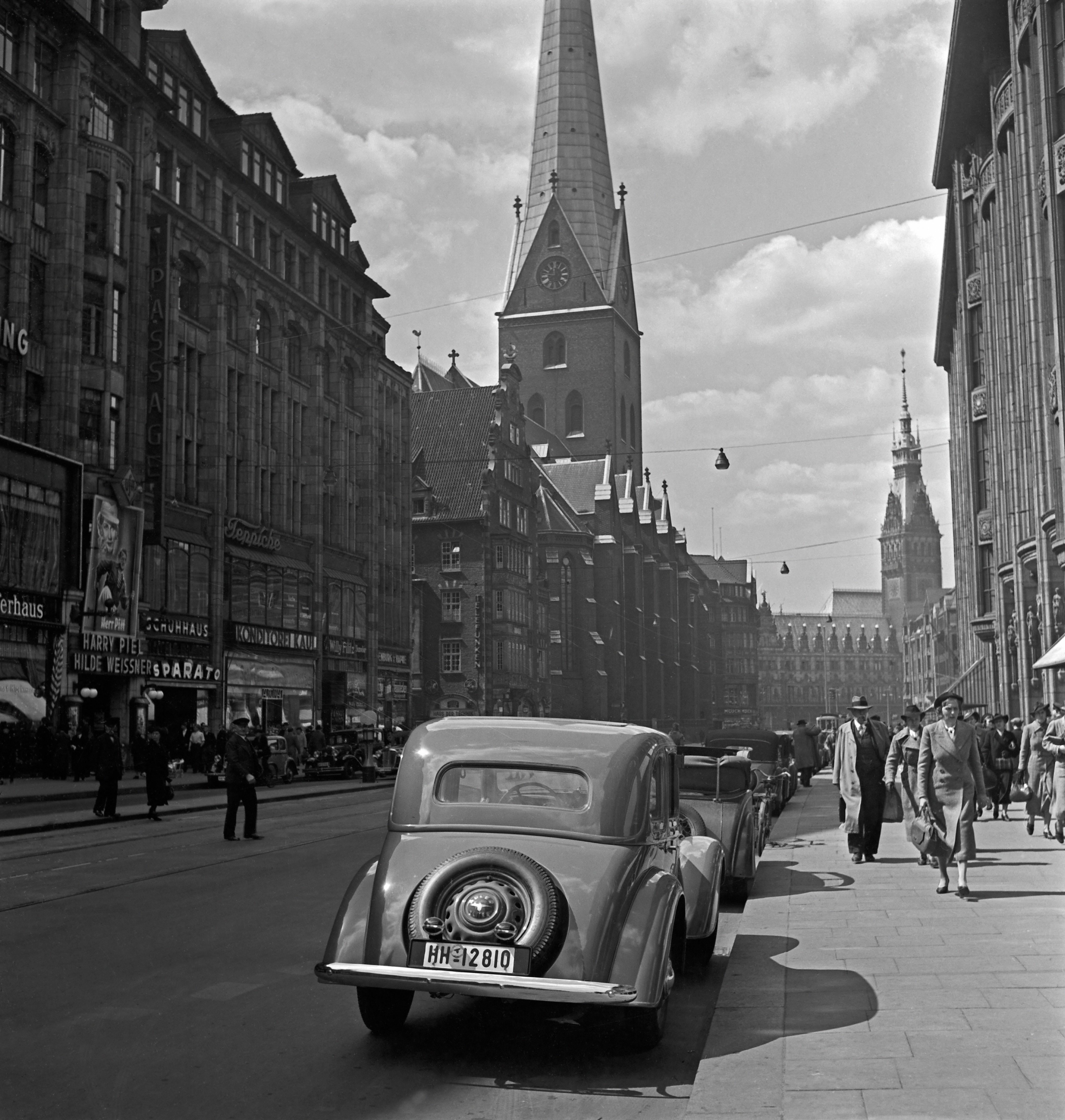 Karl Heinrich Lämmel Black and White Photograph - Moenckebergstrasse Hamburg with cars and people, Germany 1938, Printed Later 
