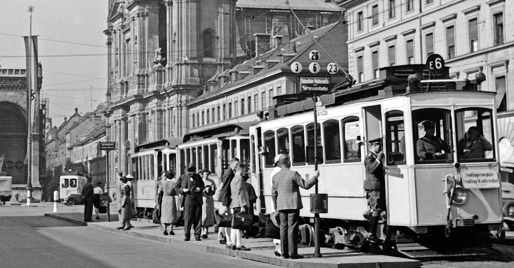 Odeonsplatz, Feldherrnhalle, Theatinerkirche, Munich Allemagne 1937, Imprimé ultérieurement - Photograph de Karl Heinrich Lämmel
