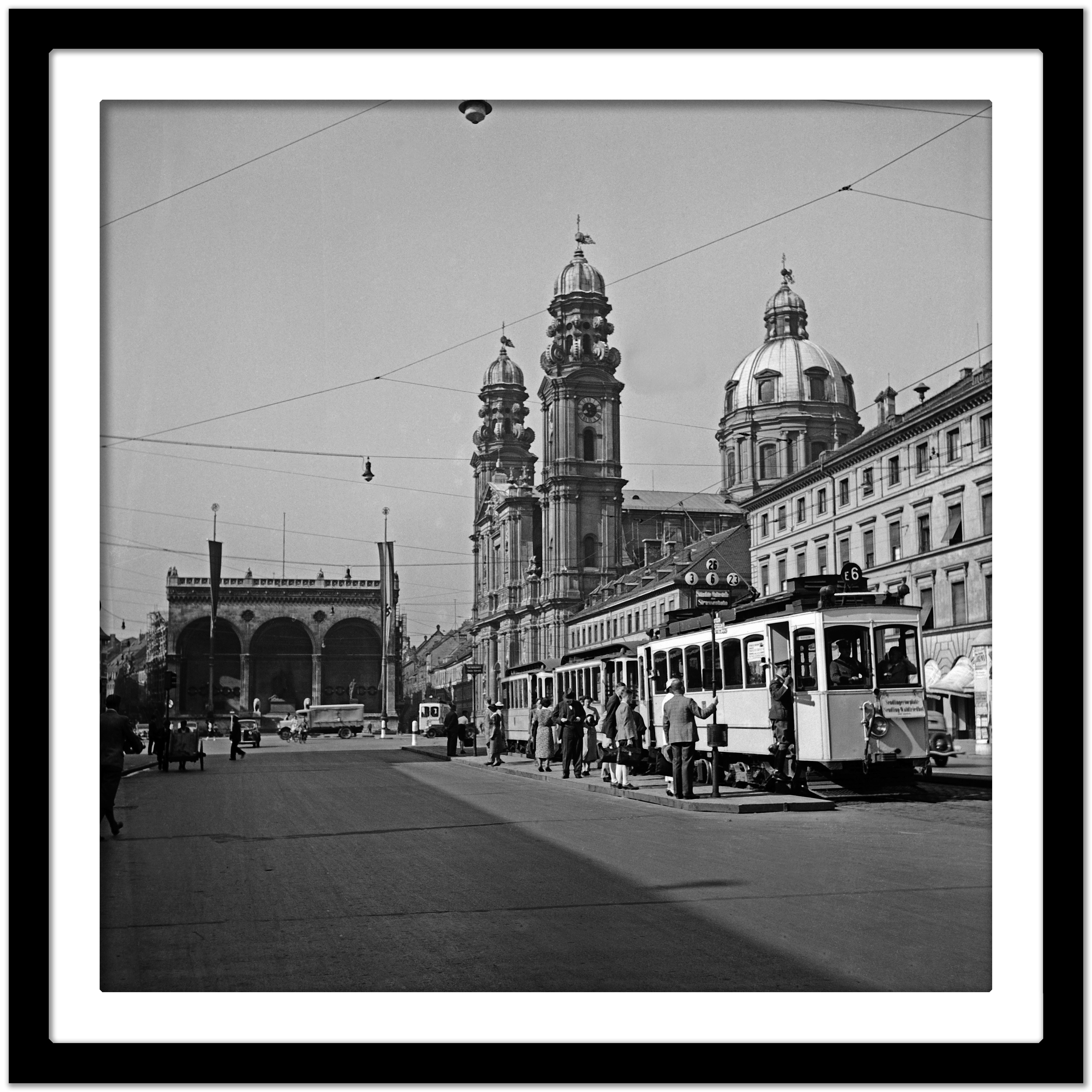 Odeonsplatz, Feldherrnhalle, Theatinerkirche, Munich Allemagne 1937, Imprimé ultérieurement - Gris Black and White Photograph par Karl Heinrich Lämmel