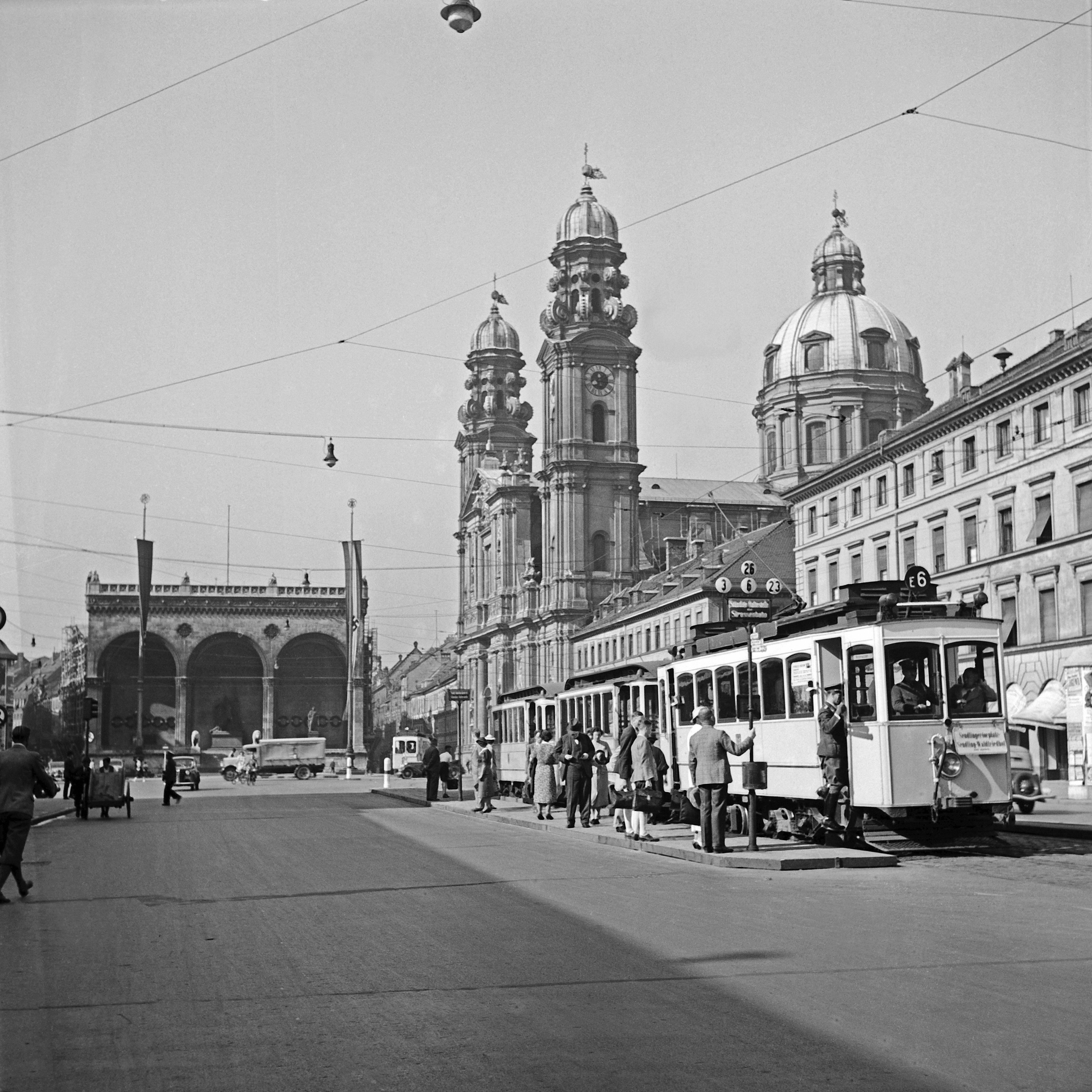 Black and White Photograph Karl Heinrich Lämmel - Odeonsplatz, Feldherrnhalle, Theatinerkirche, Munich Allemagne 1937, Imprimé ultérieurement