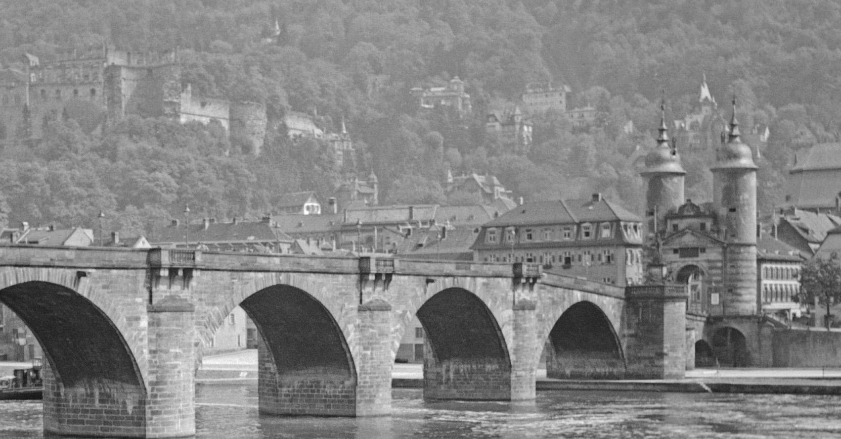 Altes Gebot, Fluss Neckar und Heidelberg, Deutschland 1938, Später gedruckt – Photograph von Karl Heinrich Lämmel