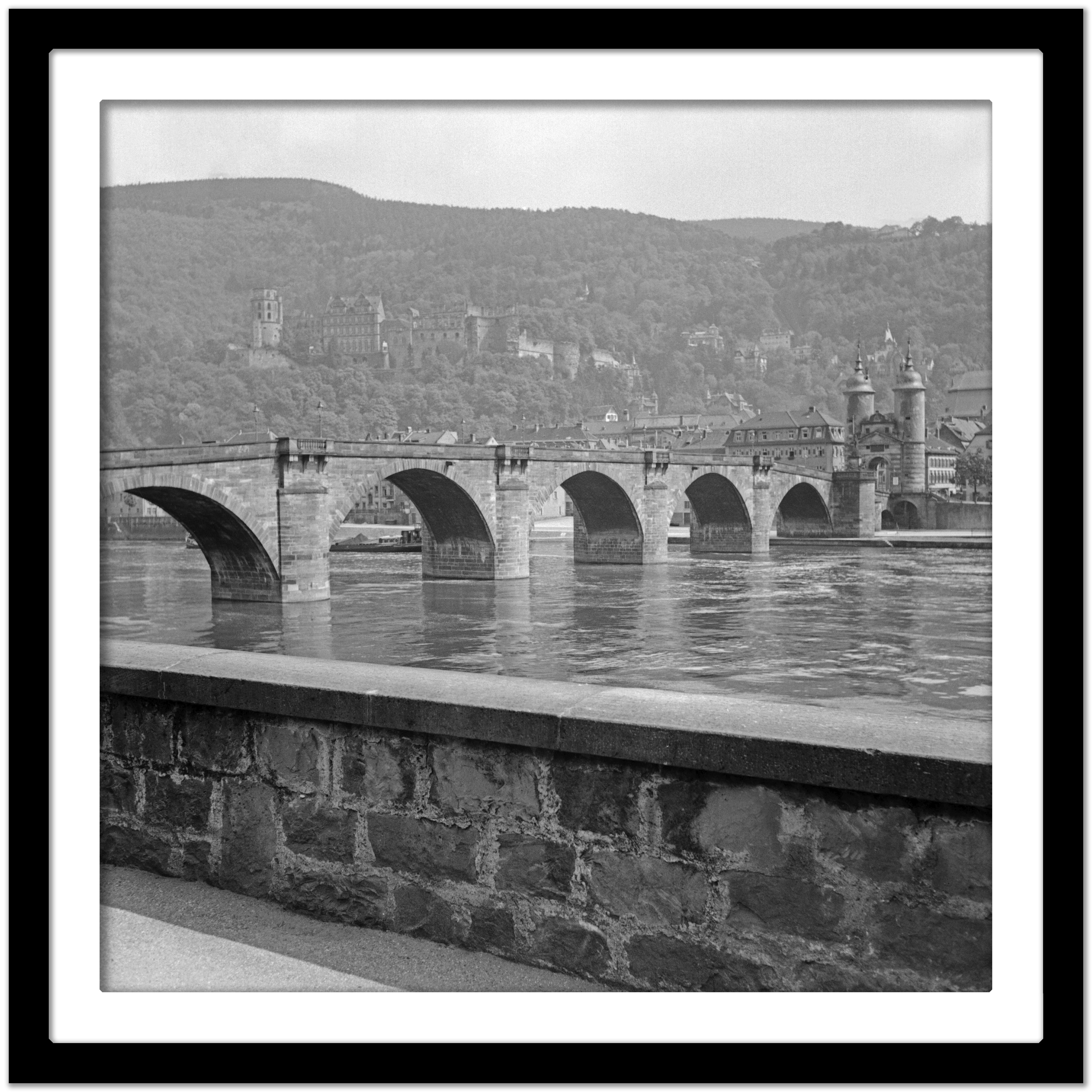 Altes Gebot, Fluss Neckar und Heidelberg, Deutschland 1938, Später gedruckt (Grau), Black and White Photograph, von Karl Heinrich Lämmel