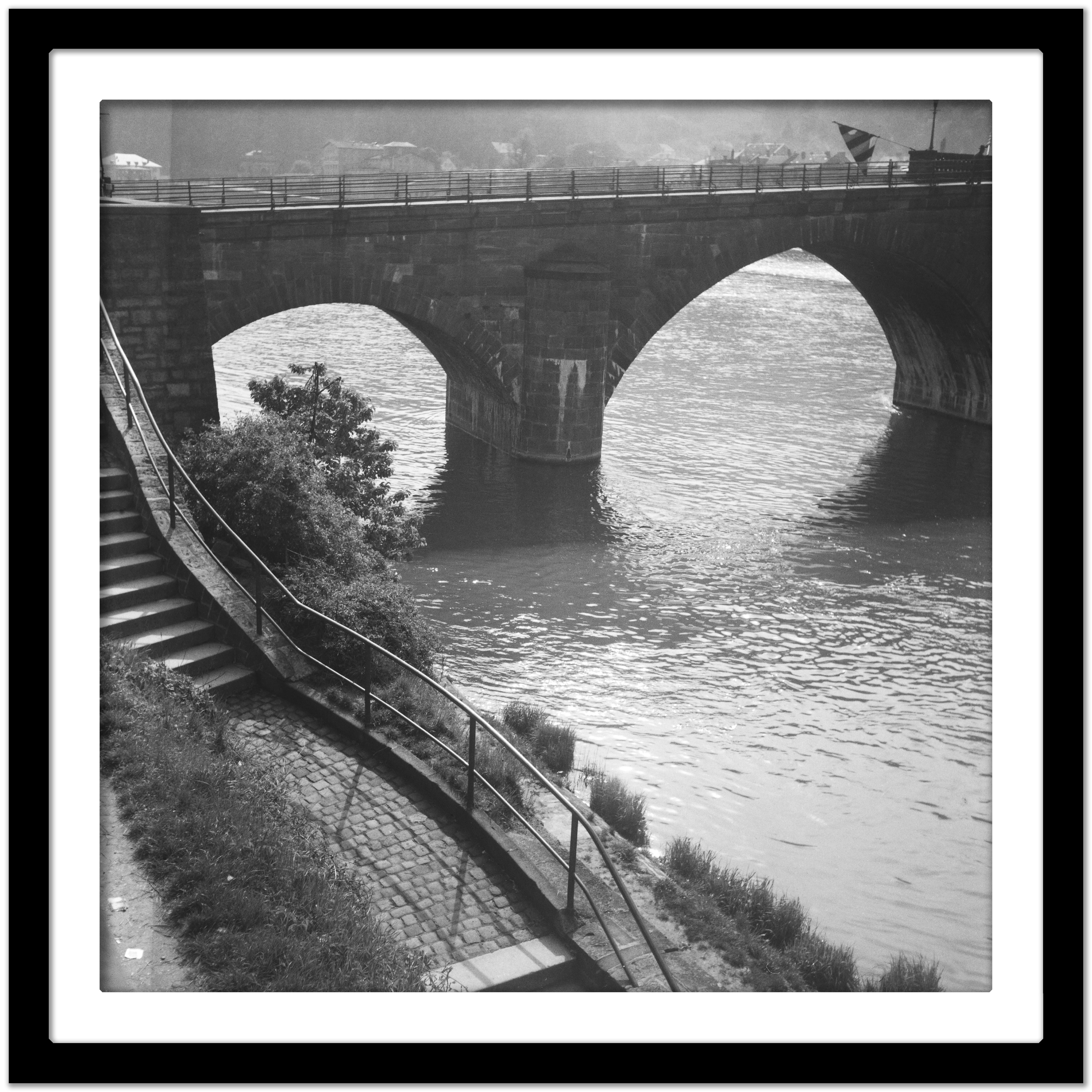 Antiguo puente sobre el río Neckar en Heidelberg, Alemania 1938, Impreso posteriormente - Black and White Photograph Gris de Karl Heinrich Lämmel