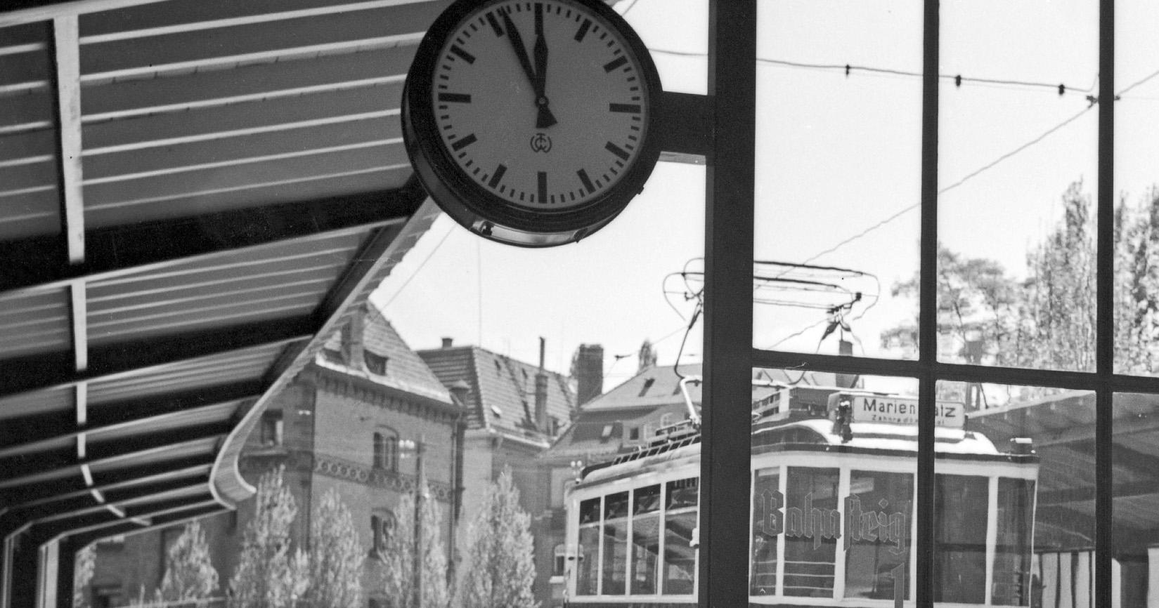 Passengers en attente du train, Stuttgart, Allemagne, 1935, Imprimé plus tard - Photograph de Karl Heinrich Lämmel