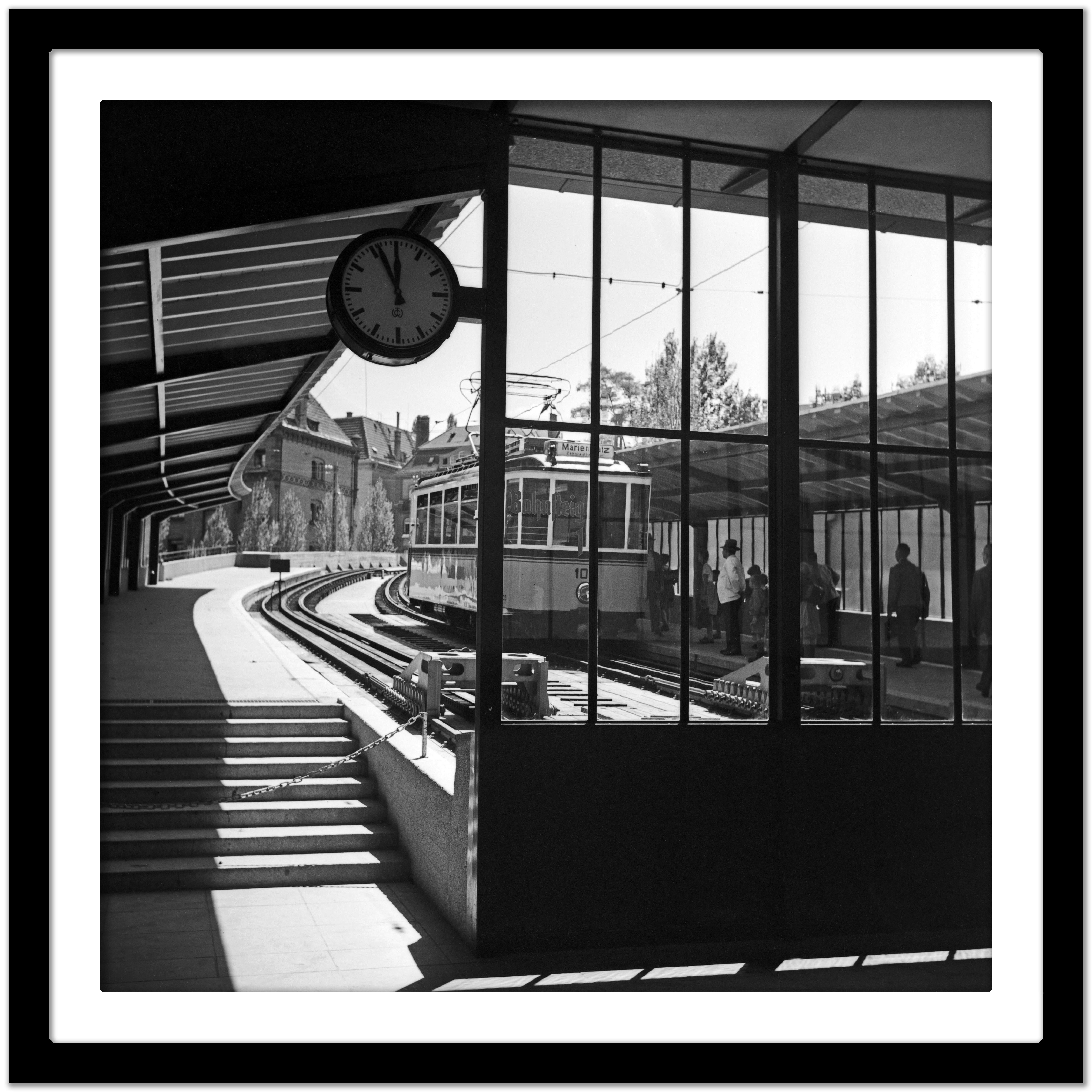Passengers en attente du train, Stuttgart, Allemagne, 1935, Imprimé plus tard - Noir Black and White Photograph par Karl Heinrich Lämmel