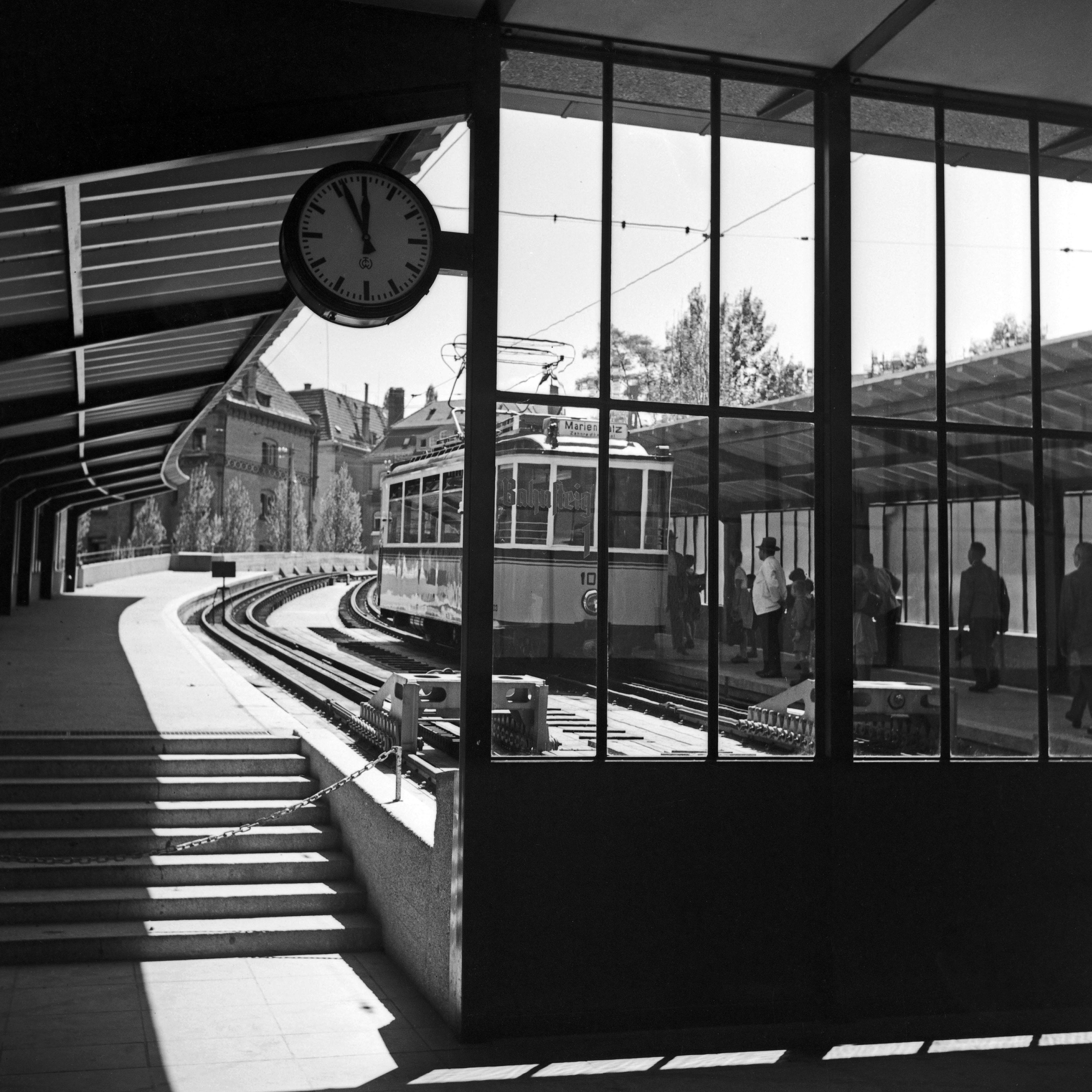 Black and White Photograph Karl Heinrich Lämmel - Passengers en attente du train, Stuttgart, Allemagne, 1935, Imprimé plus tard